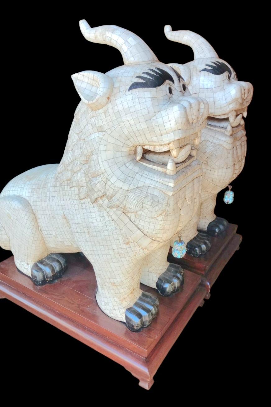 Os Paire de statues monumentales d'os tesselées de style Maitland Smith avec chien Foo en vente