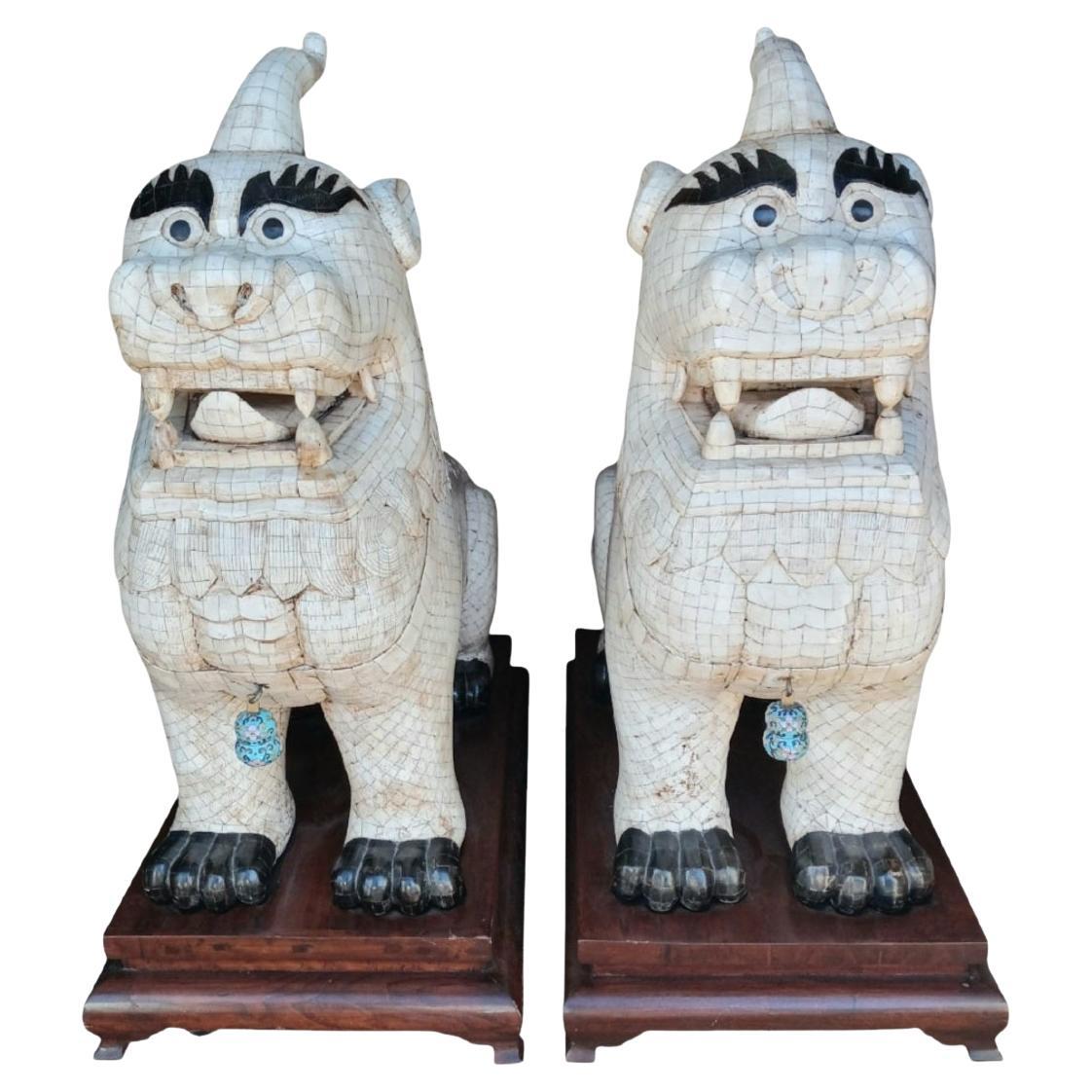 Paire de statues monumentales d'os tesselées de style Maitland Smith avec chien Foo