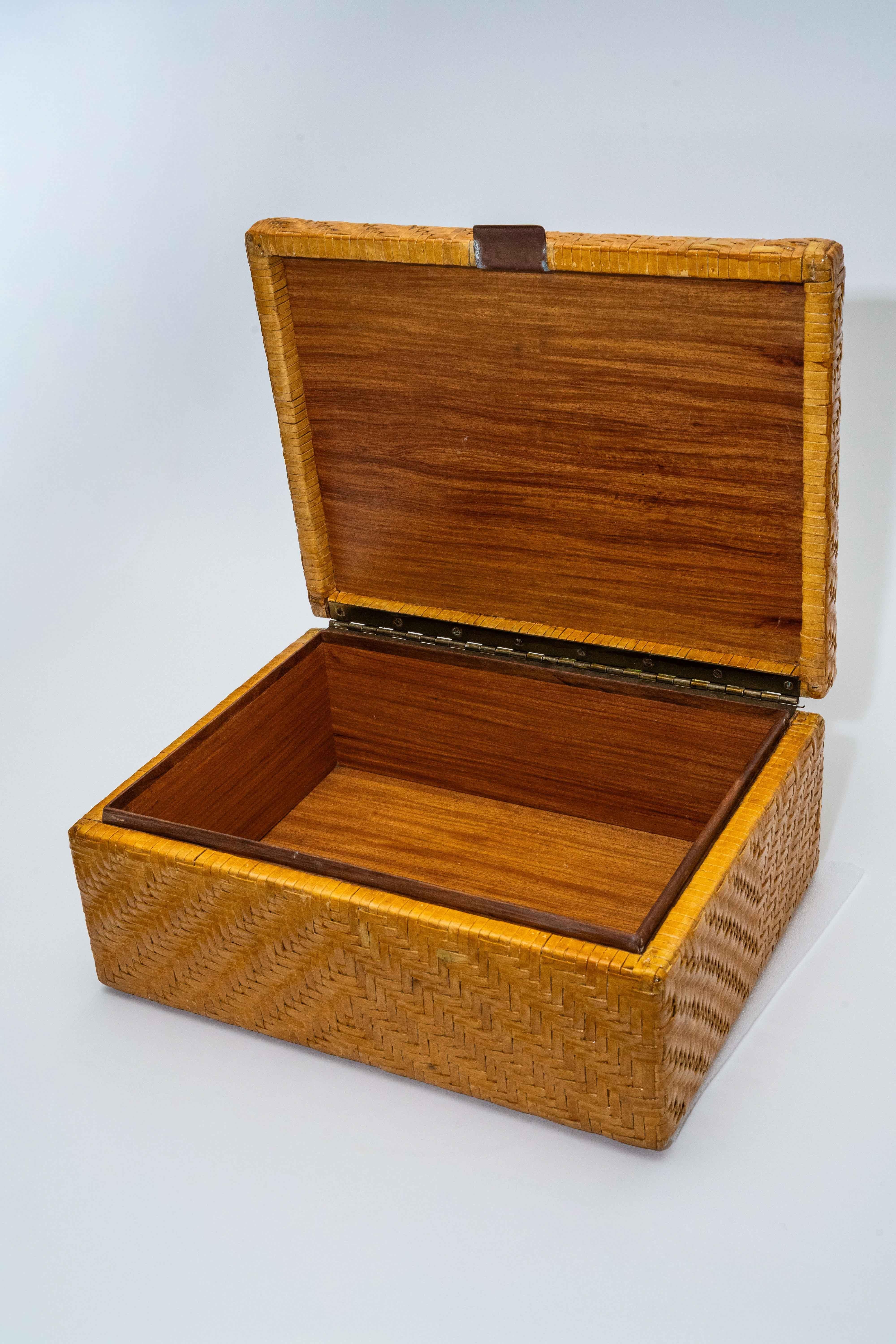 Scatola monumentale d'epoca in pelle intrecciata e legno con cerniera in stile rattan in vendita 5