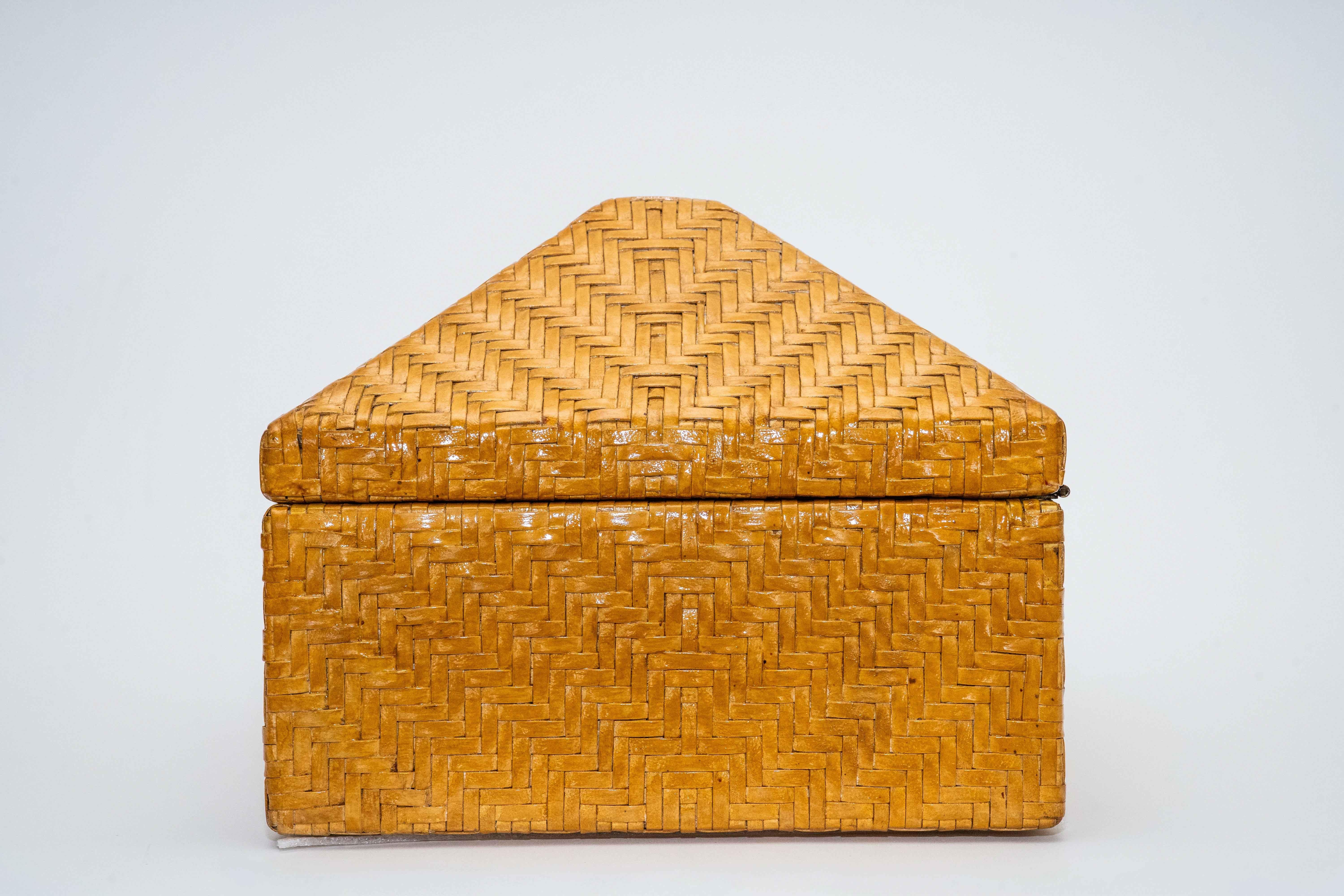 Scatola monumentale d'epoca in pelle intrecciata e legno con cerniera in stile rattan in vendita 8