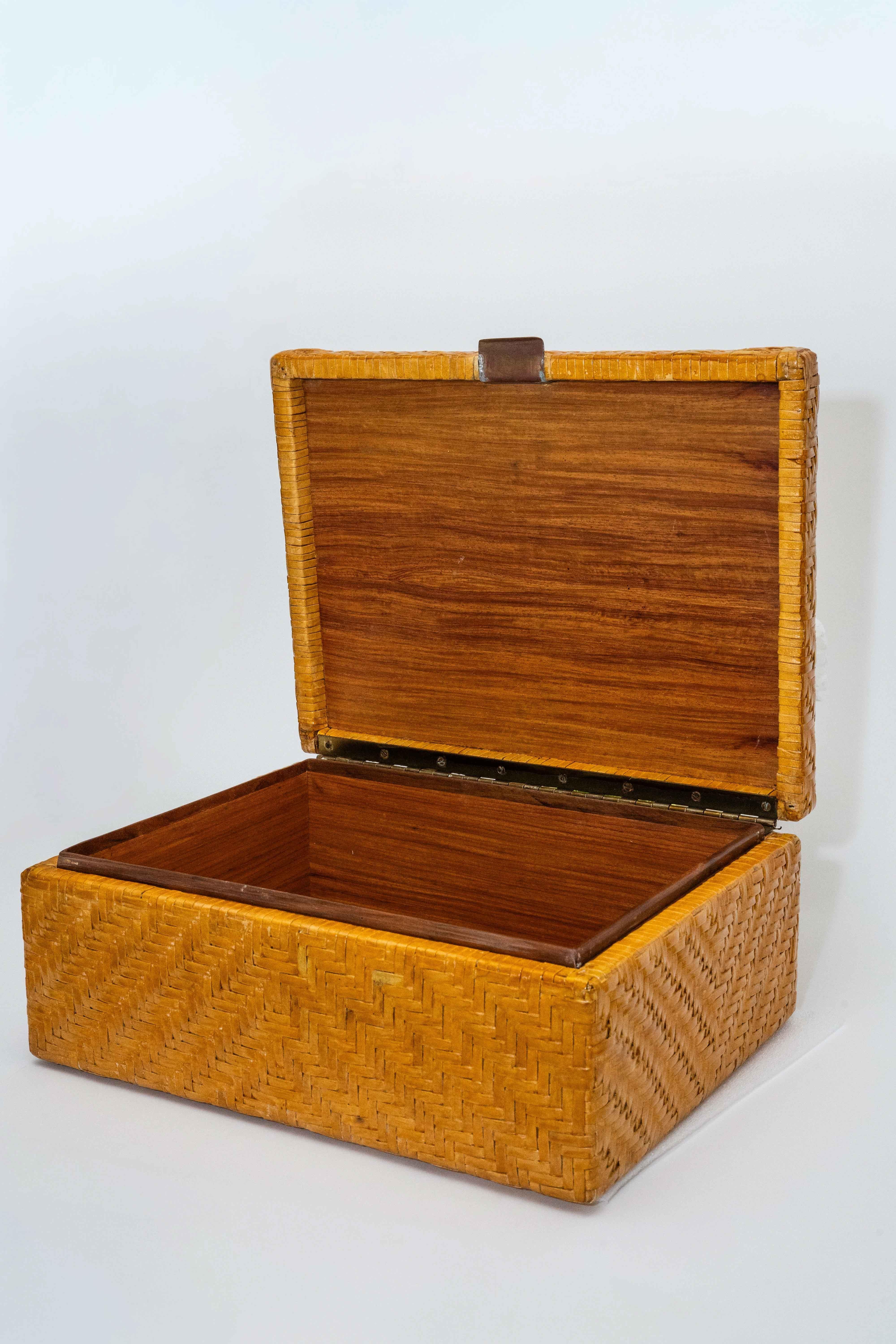 Pelle Scatola monumentale d'epoca in pelle intrecciata e legno con cerniera in stile rattan in vendita