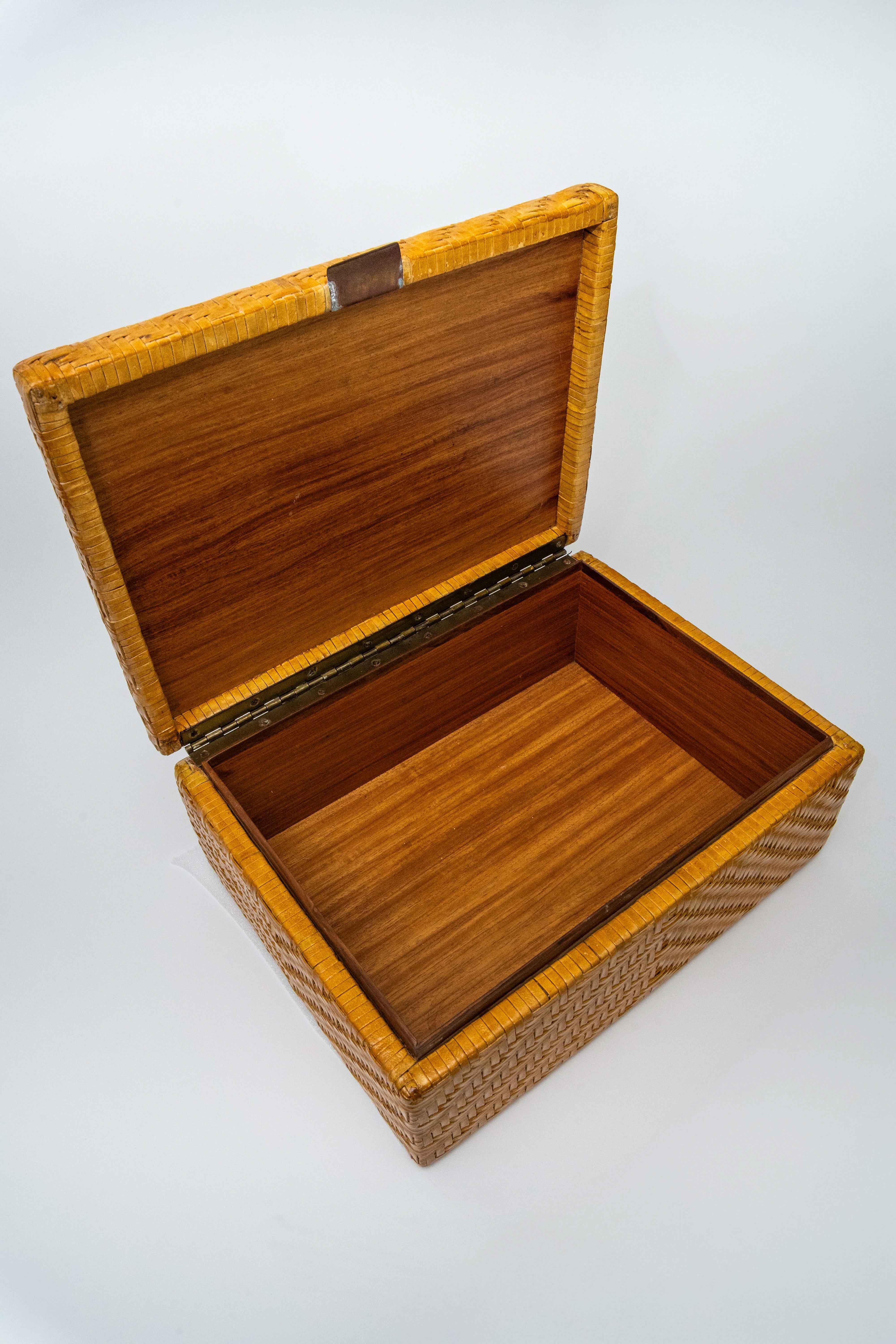 Scatola monumentale d'epoca in pelle intrecciata e legno con cerniera in stile rattan in vendita 1