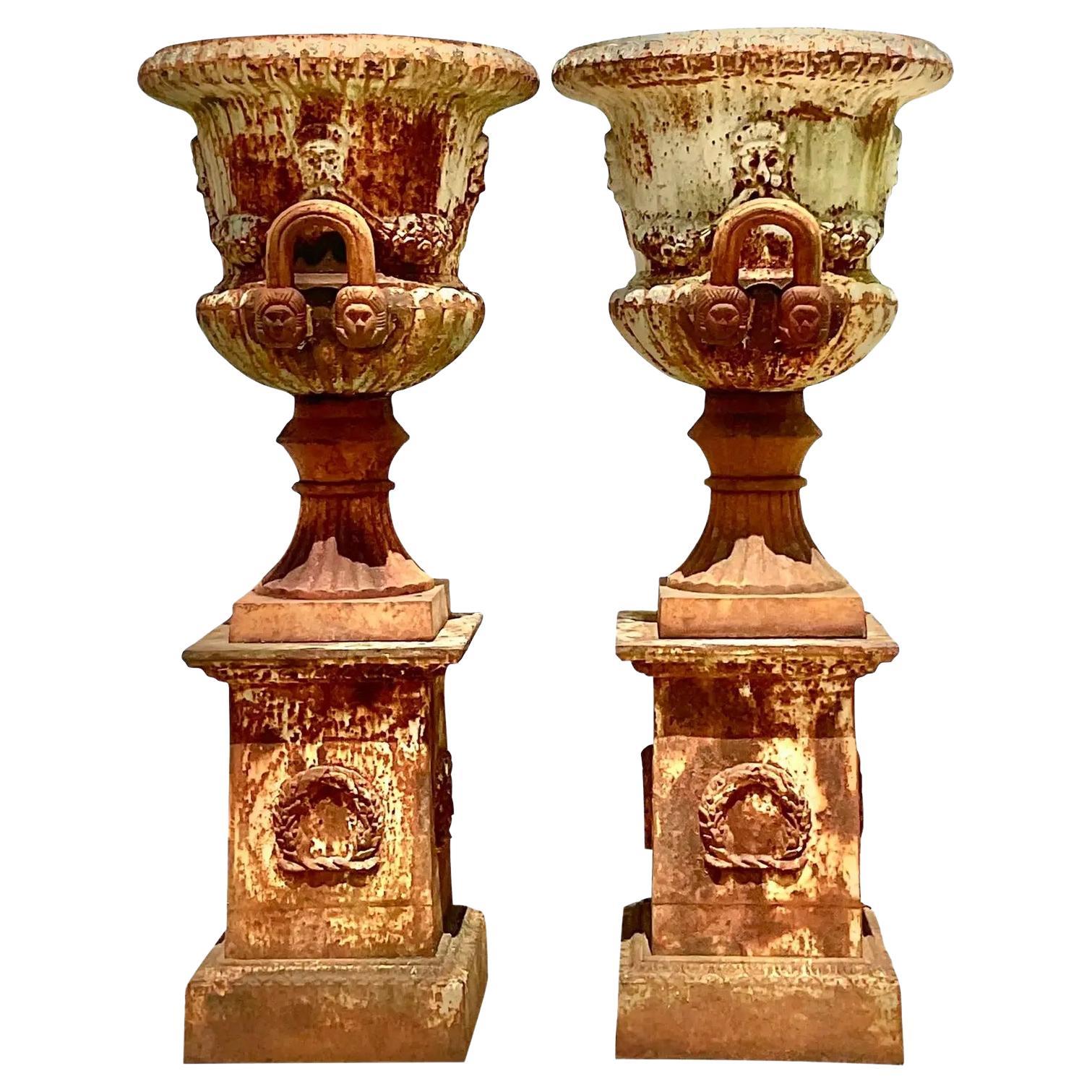 Monumentale schmiedeeiserne Vintage-Urnen – ein Paar