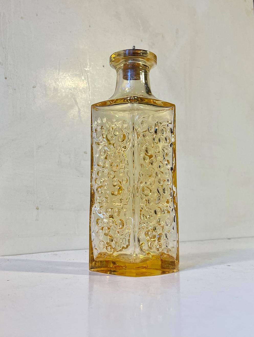 Decantador vintage de superficie lunar en vidrio amarillo de Holmegaard, años 70 Moderno de mediados de siglo en venta