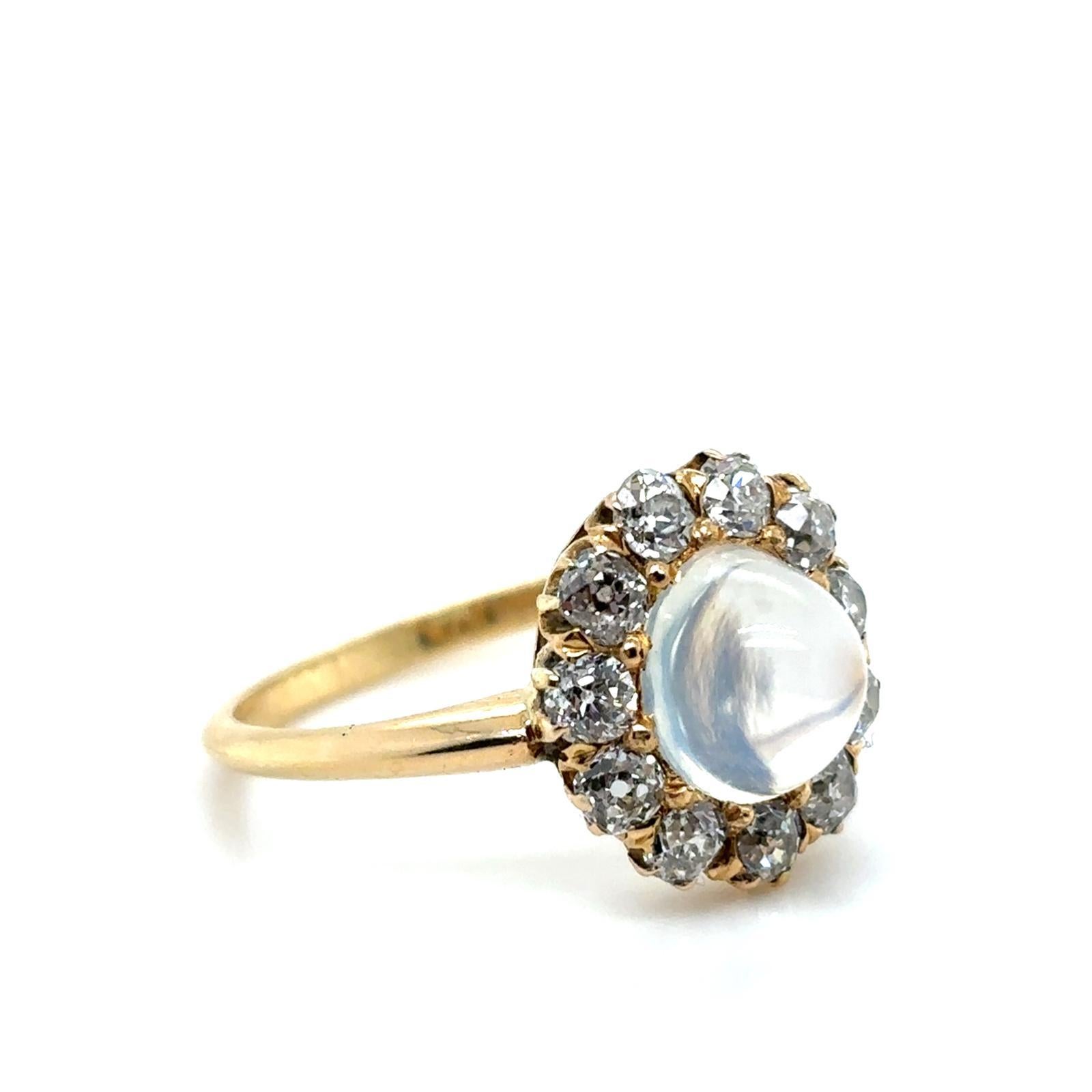 Retro Vintage Moonstone 18 Karat Yellow Gold Cluster Ring For Sale