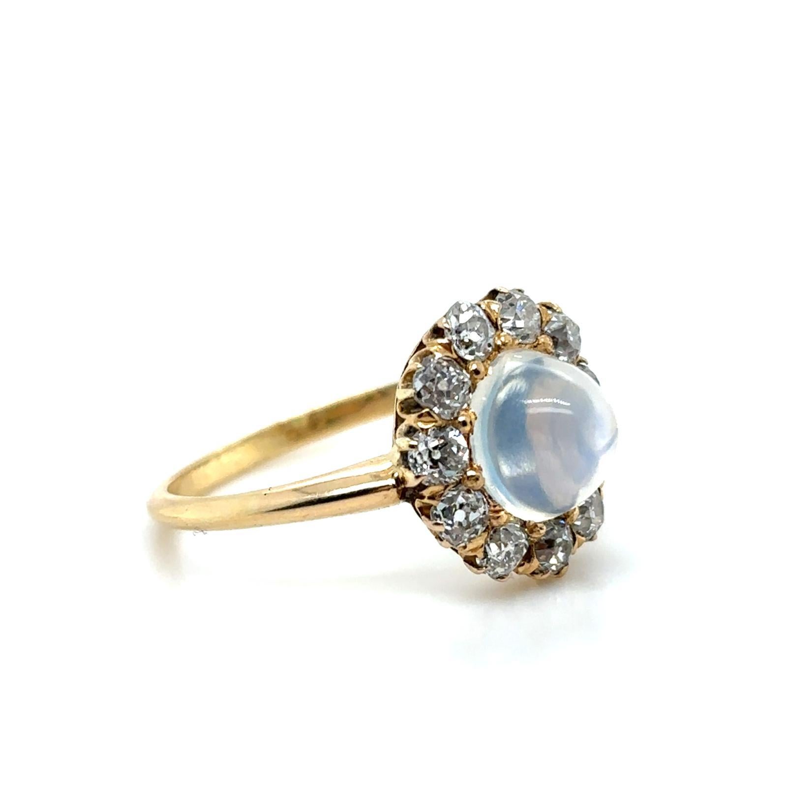 Vintage Moonstone 18 Karat Yellow Gold Cluster Ring In Good Condition For Sale In London, GB