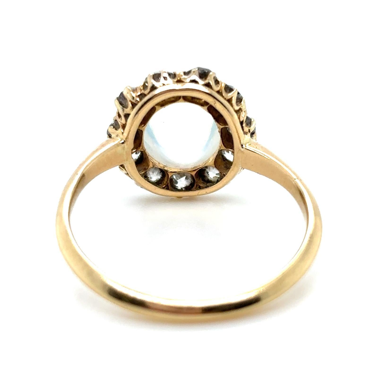 Vintage Moonstone 18 Karat Yellow Gold Cluster Ring For Sale 2