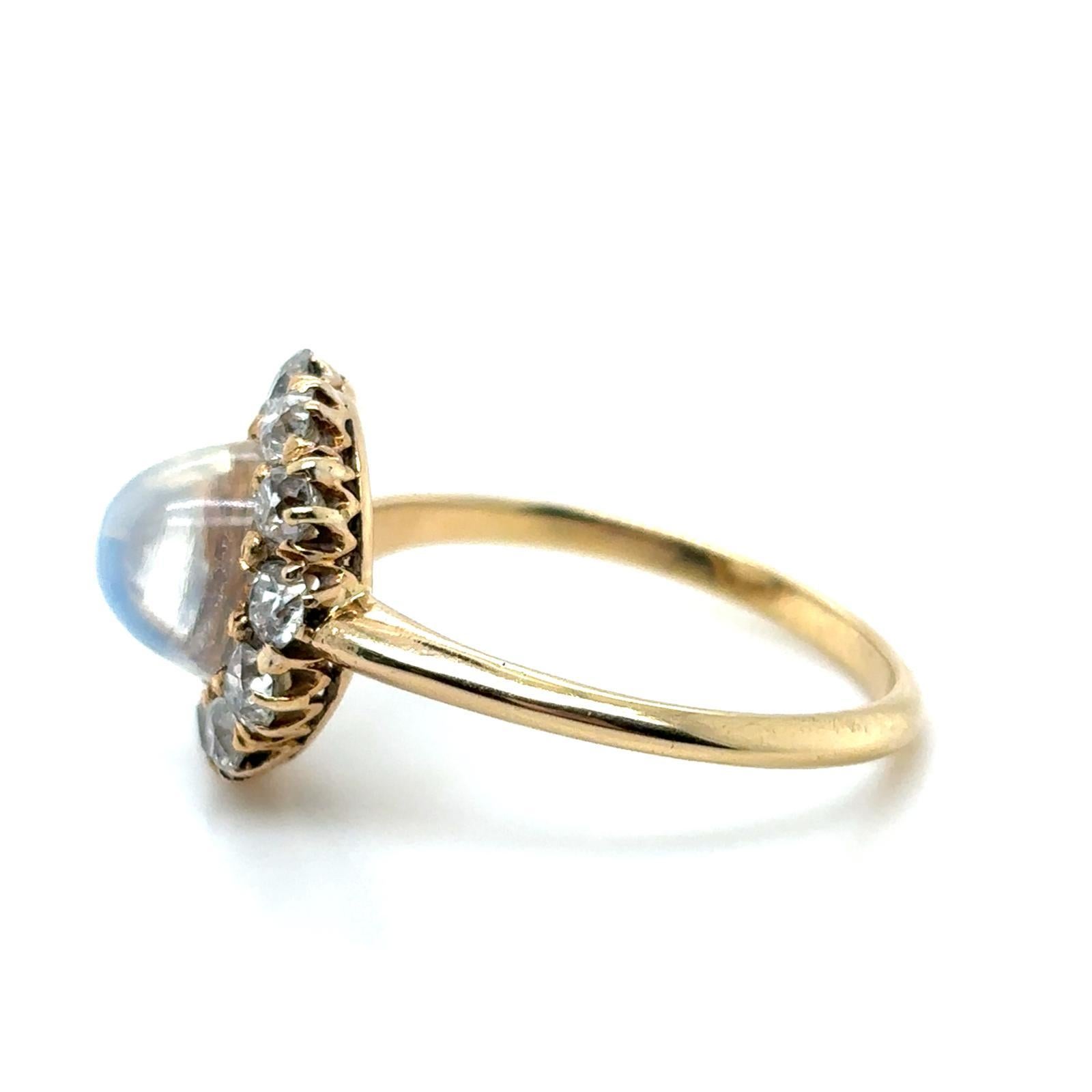 Vintage Moonstone 18 Karat Yellow Gold Cluster Ring For Sale 3