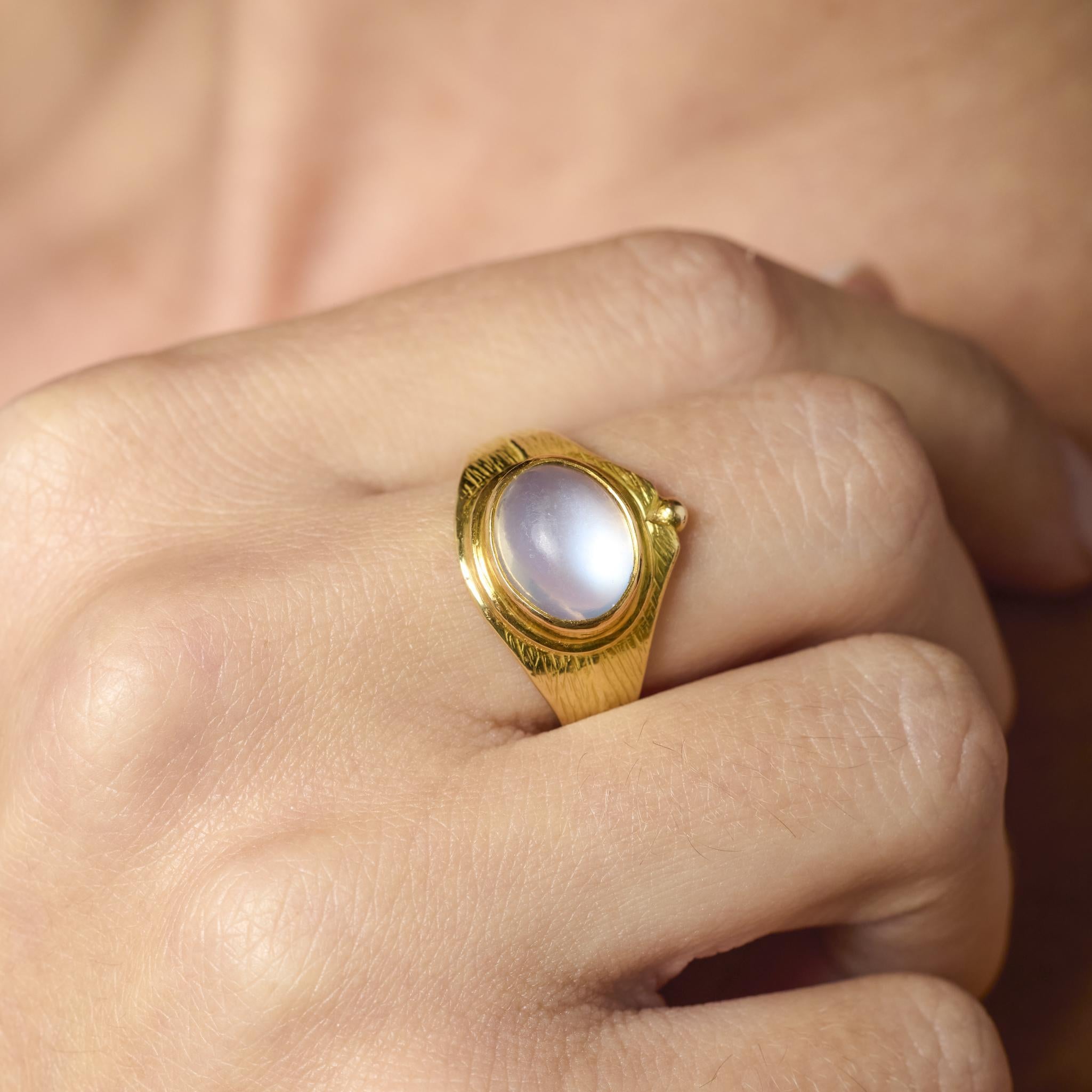 Dieser Vintage-Ring glänzt mit einem leuchtenden 4,00-Karat-Mondstein-Cabochon, der in strahlendes 18-karätiges Gelbgold gefasst ist und eine bezaubernde, ätherische Ausstrahlung hat.