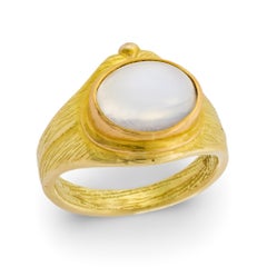 Vintage moonstone 18k yellow gold bezel set ring Vintage moonstone 18k yellow gold bezel set ring