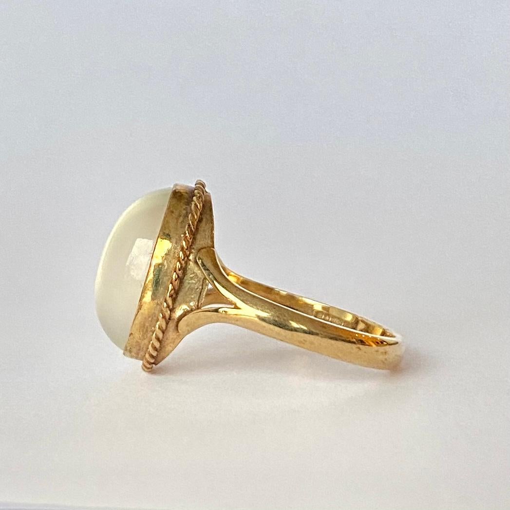 Ein klassischer Solitär-Zigeunerring mit einem großen Mondstein-Cabochon. Das Modell ist durchgehend aus 9-karätigem Gold gefertigt:: ein sehr beliebtes Modell:: das für Frauen und Männer gleichermaßen geeignet ist. 

Ringgröße : O oder 7