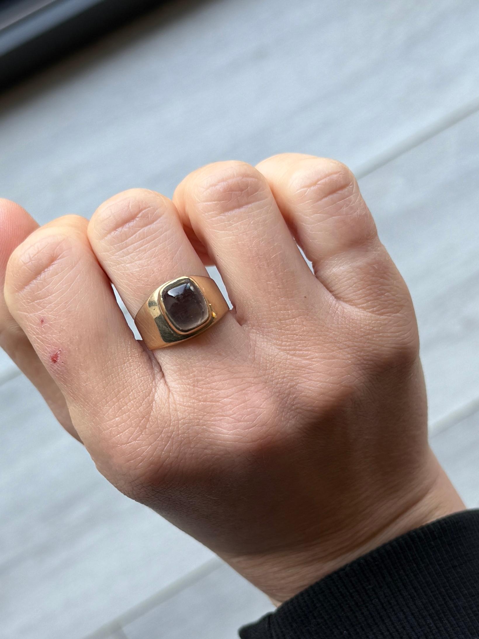 La brillante piedra lunar está engastada en oro de 9 quilates. Hallmarked UK 1975. 

Tamaño del anillo: O  o 7 1/4
Dimensiones de la piedra: 9x8mm
Altura del dedo: 8 mm

Peso: 3.5 g