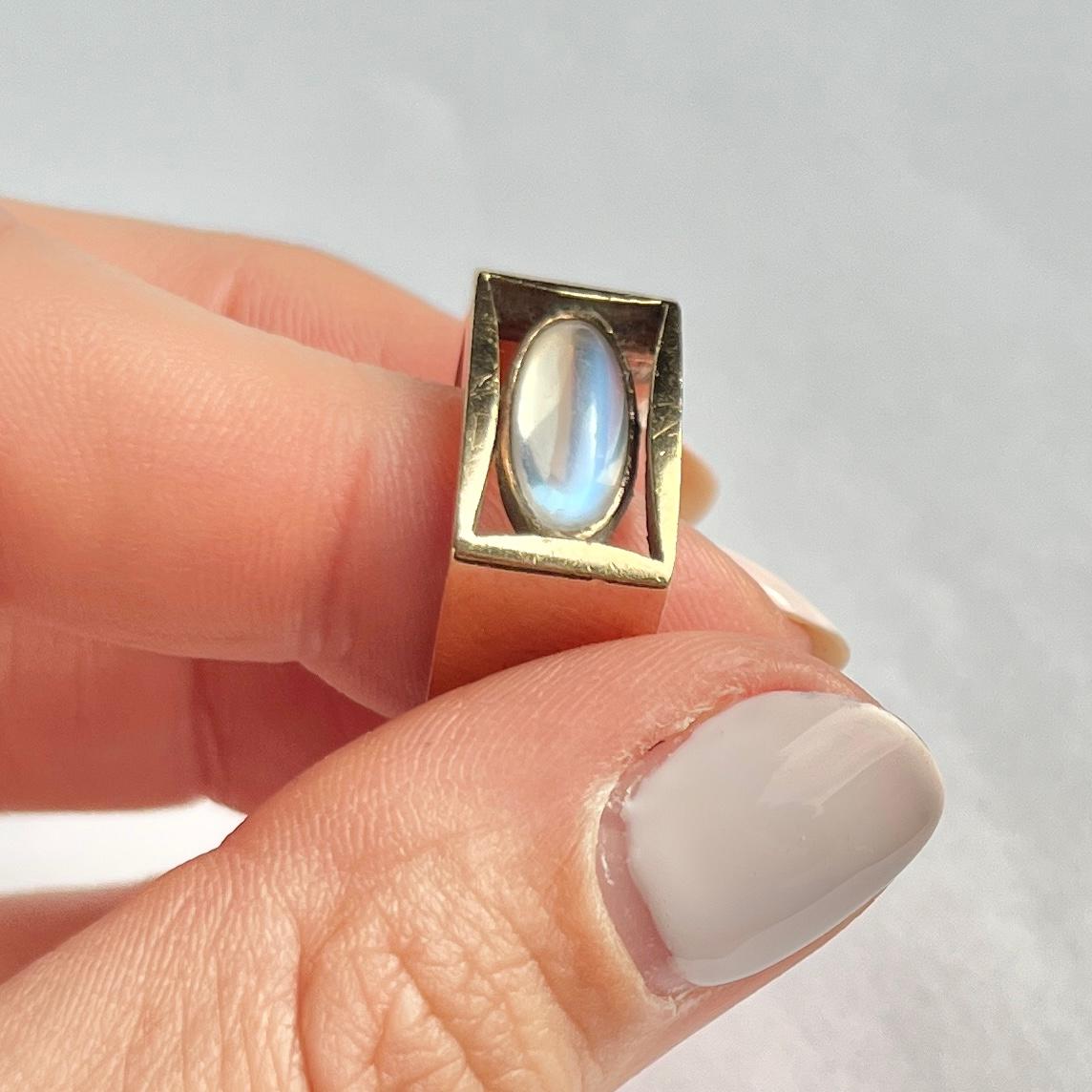 Vintage Moonstone and 9 Carat Gold Signet Ring In Good Condition For Sale In Chipping Campden, GB