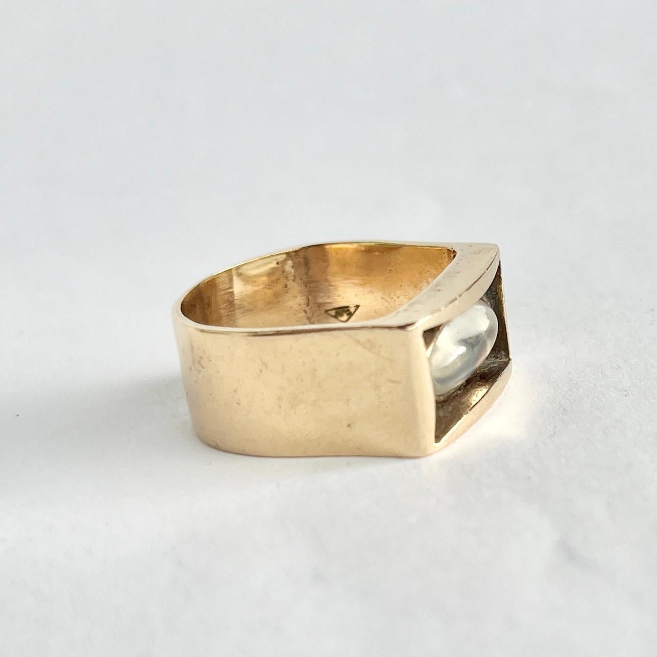 Vintage Moonstone and 9 Carat Gold Signet Ring For Sale 1
