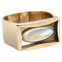 Anillo de sello vintage de piedra lunar y oro de 9 quilates
