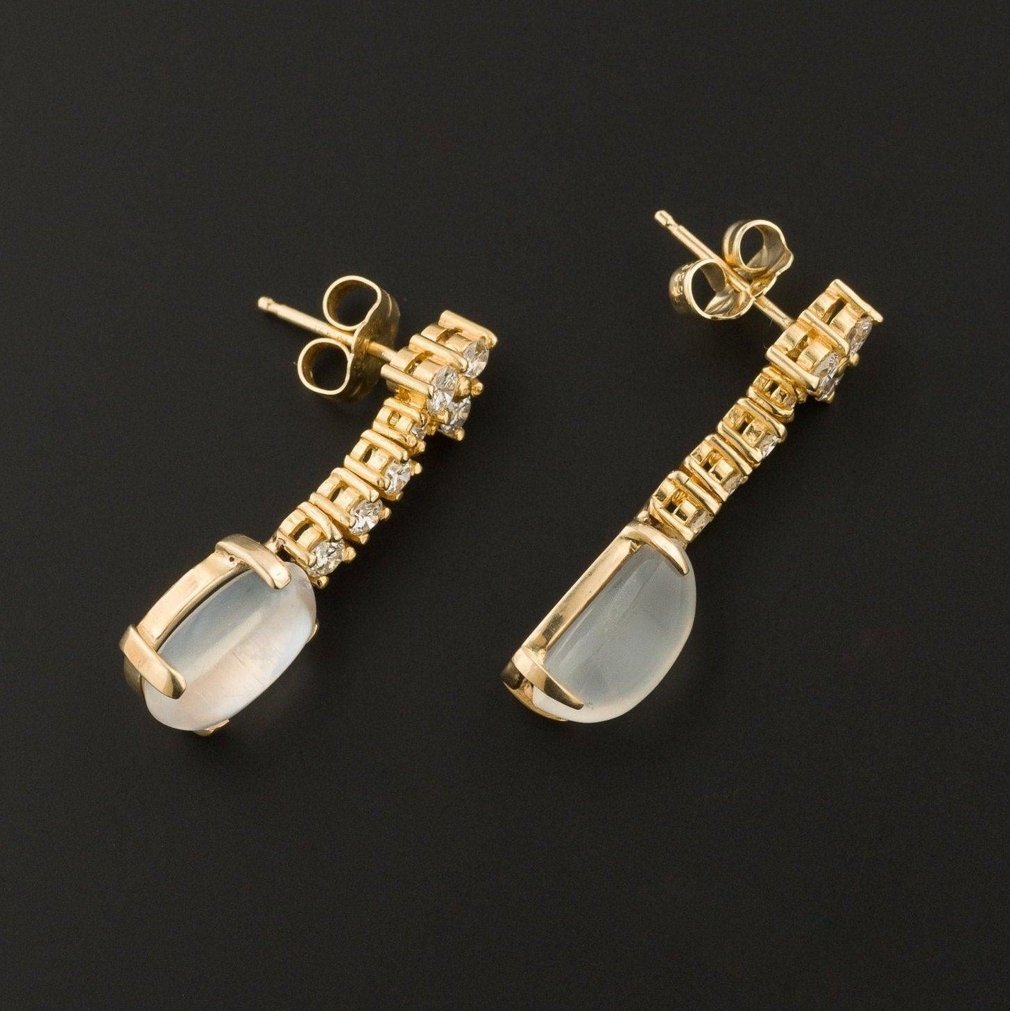 Contemporary Vintage Moonstone and Diamond Earrings of 18k Gold For Sale