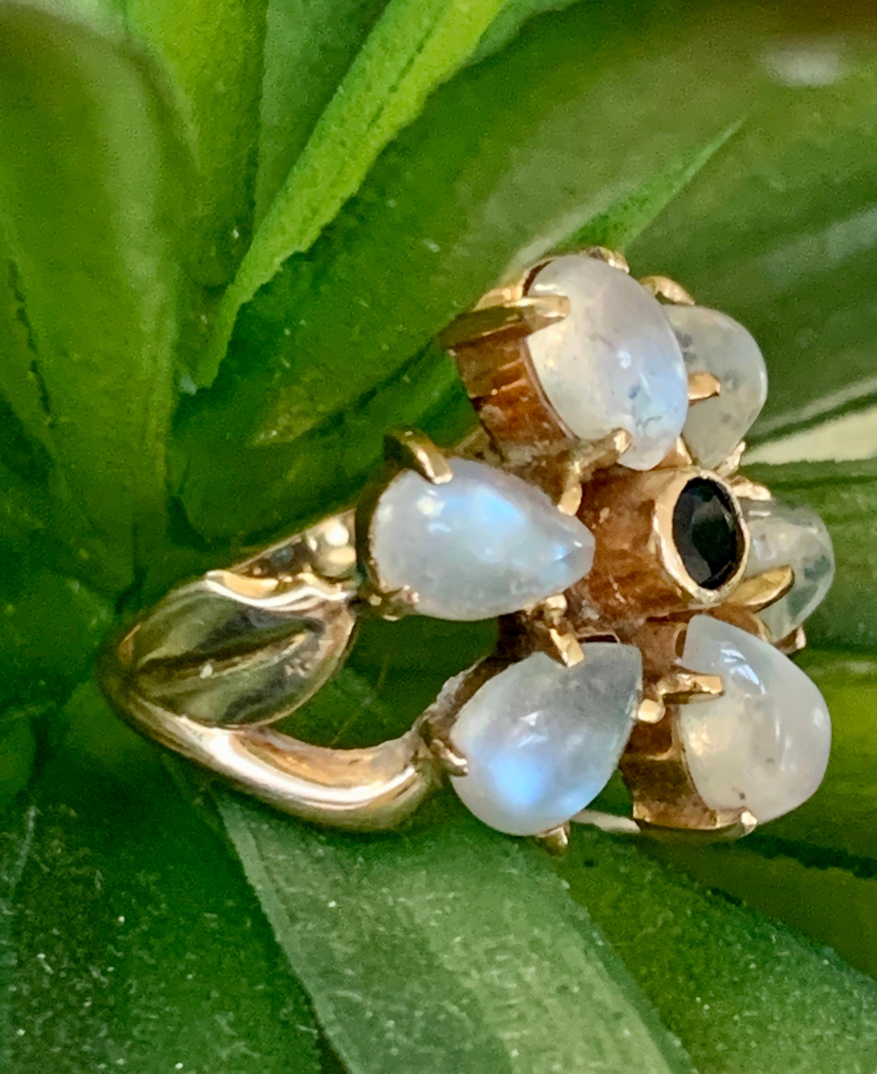 Vintage Moonstone and Sapphire 14 Karat Yellow Gold Ring For Sale 2