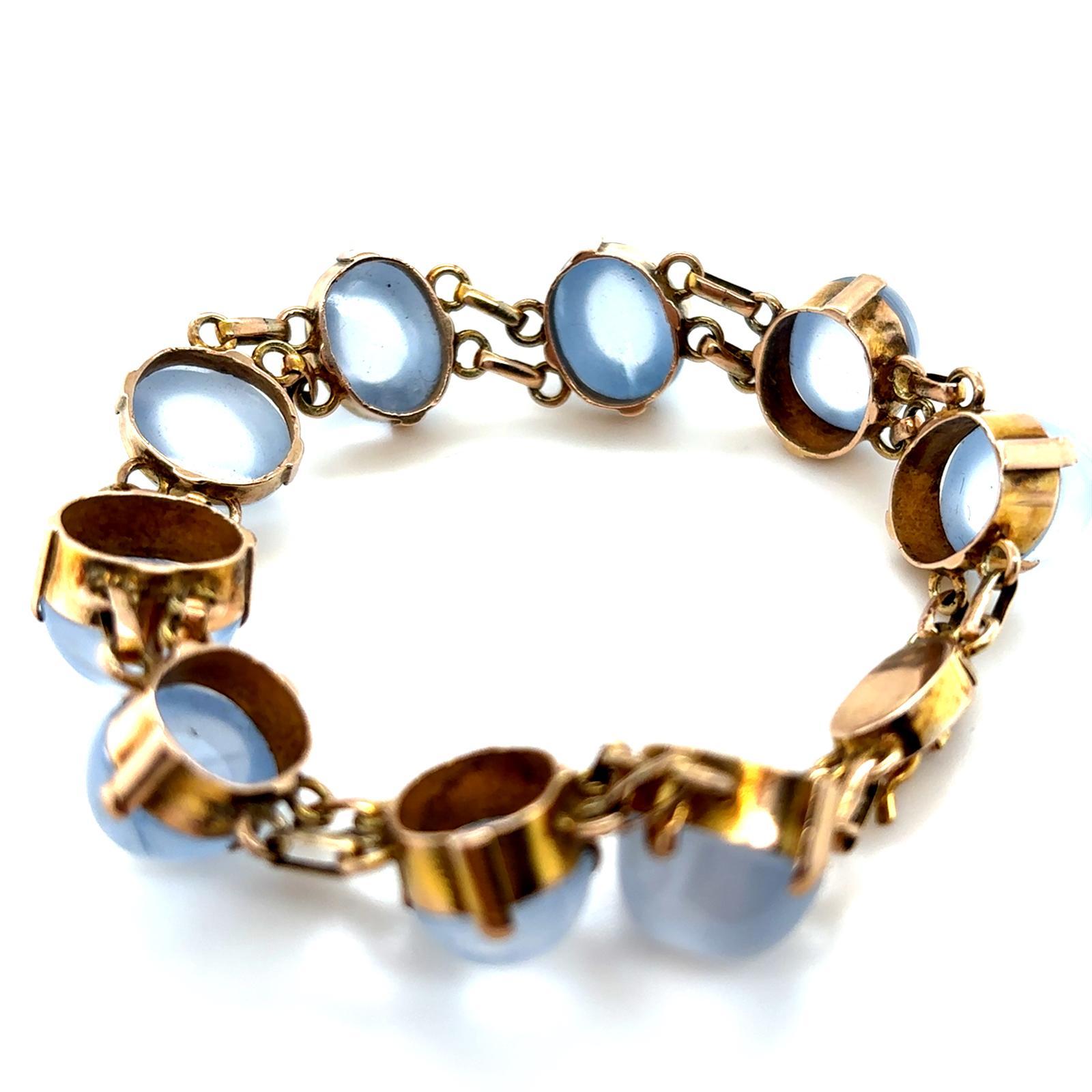 Vintage Moonstone Bracelet 18 Karat Yellow Gold For Sale 4