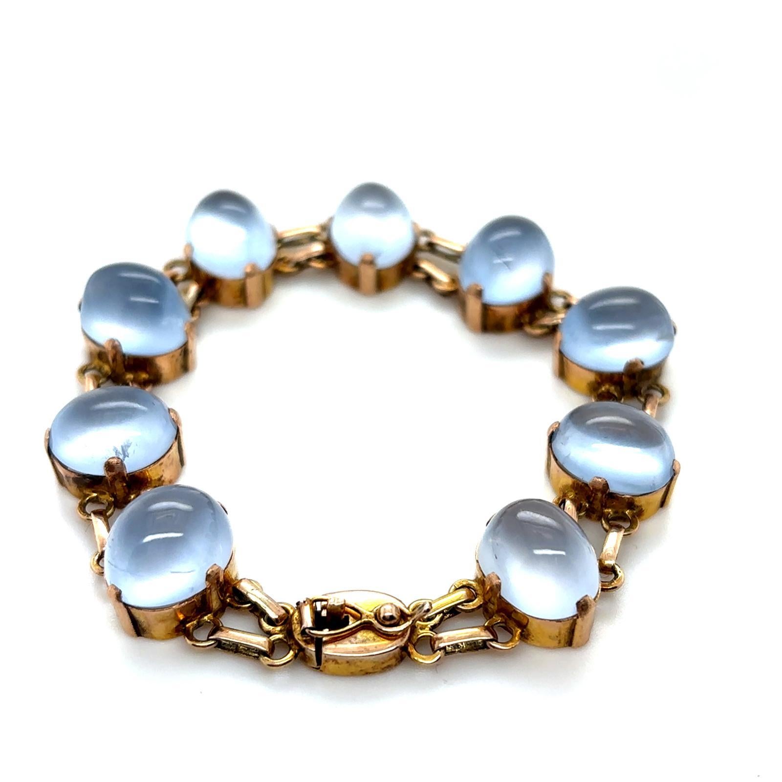 Vintage Moonstone Bracelet 18 Karat Yellow Gold For Sale 3