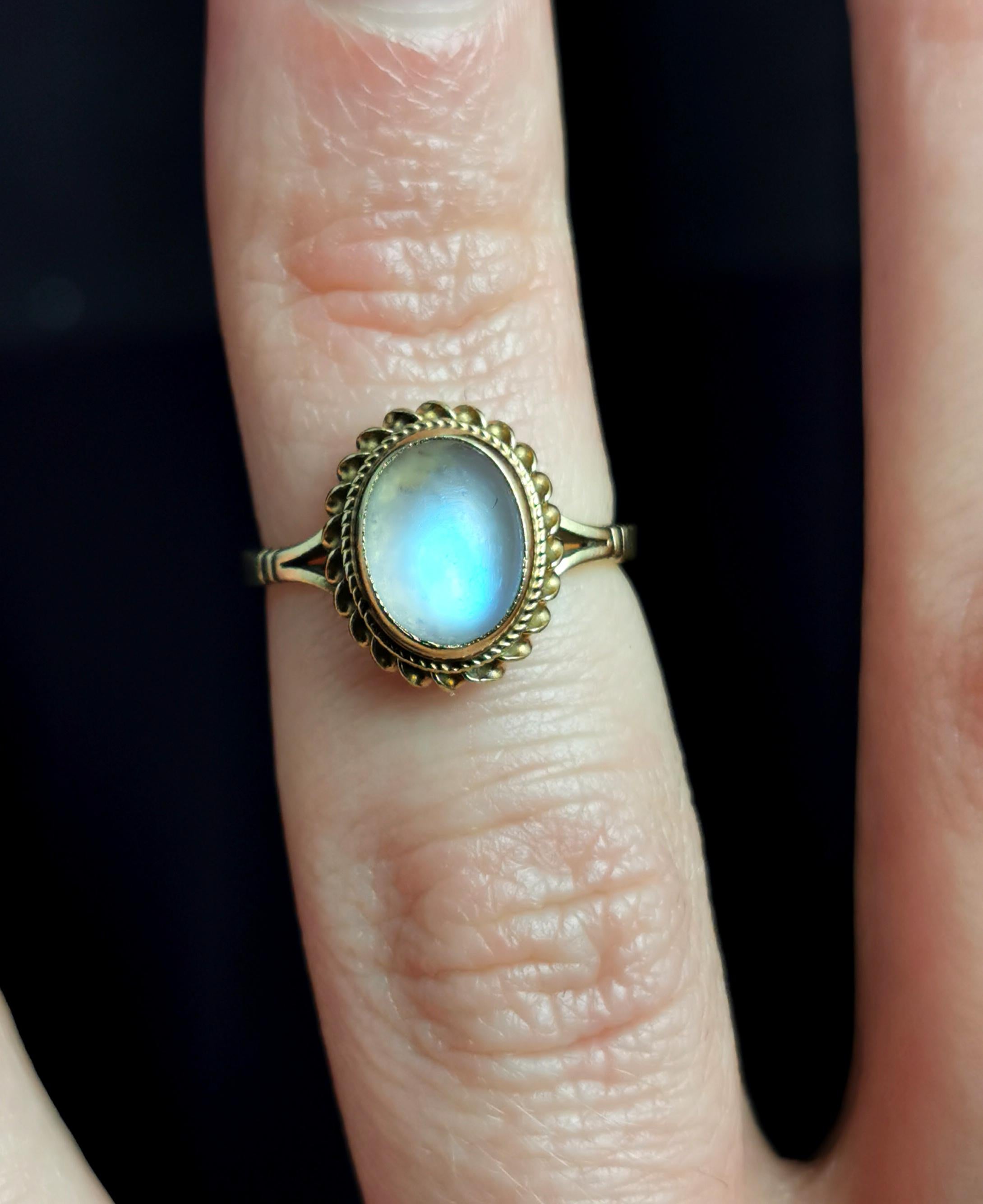 Vintage Moonstone Cabochon Ring, 9 Karat Yellow Gold In Good Condition In NEWARK, GB