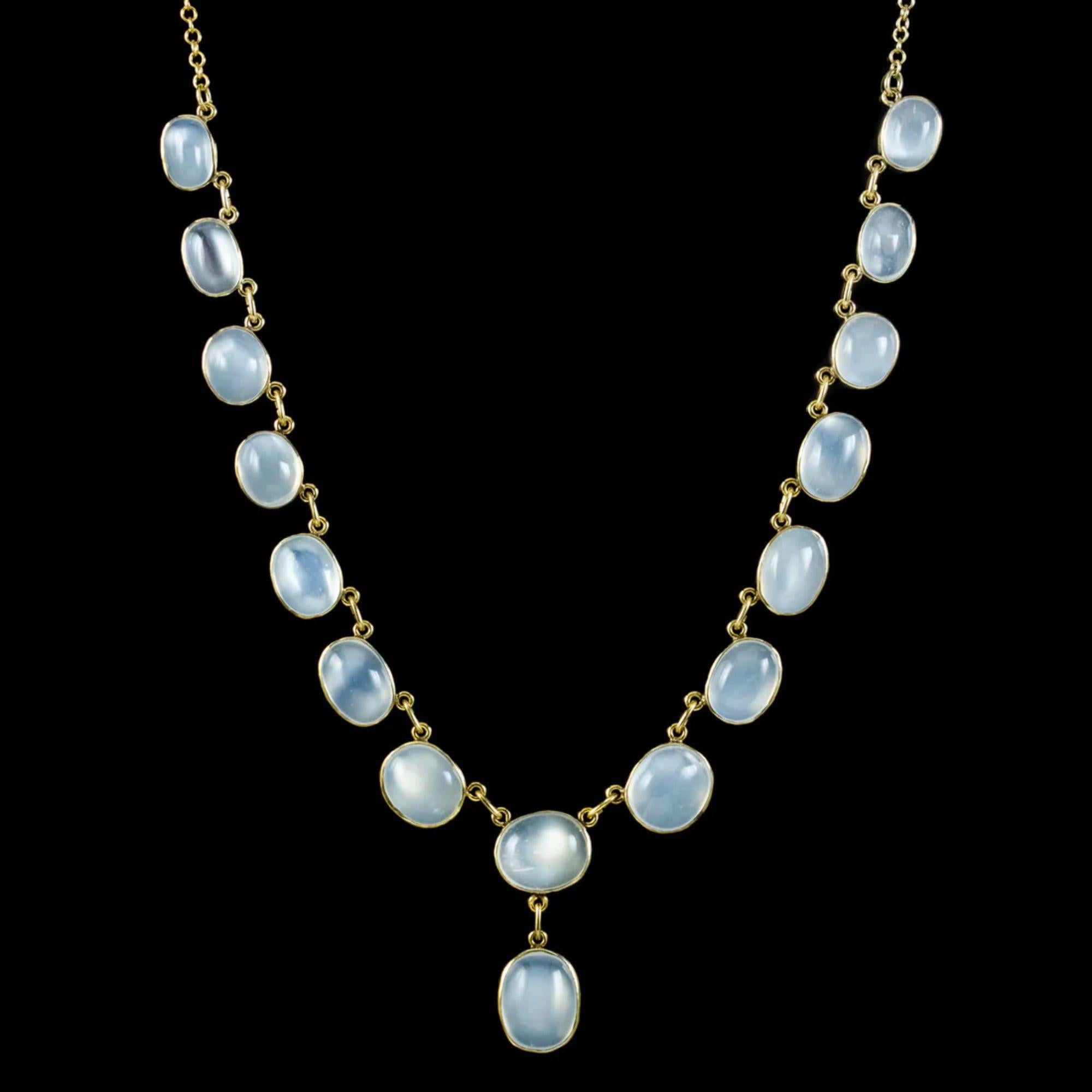 Eine fabelhafte Vintage-Halskette mit einem Kranz aus sechzehn Cabochon-Mondsteinen, die von 2ct bis 6ct abgestuft sind und an einem Tropfenfänger am unteren Ende hängen. Sie haben eine helle, leuchtende Oberfläche und leuchten wie das Mondlicht im