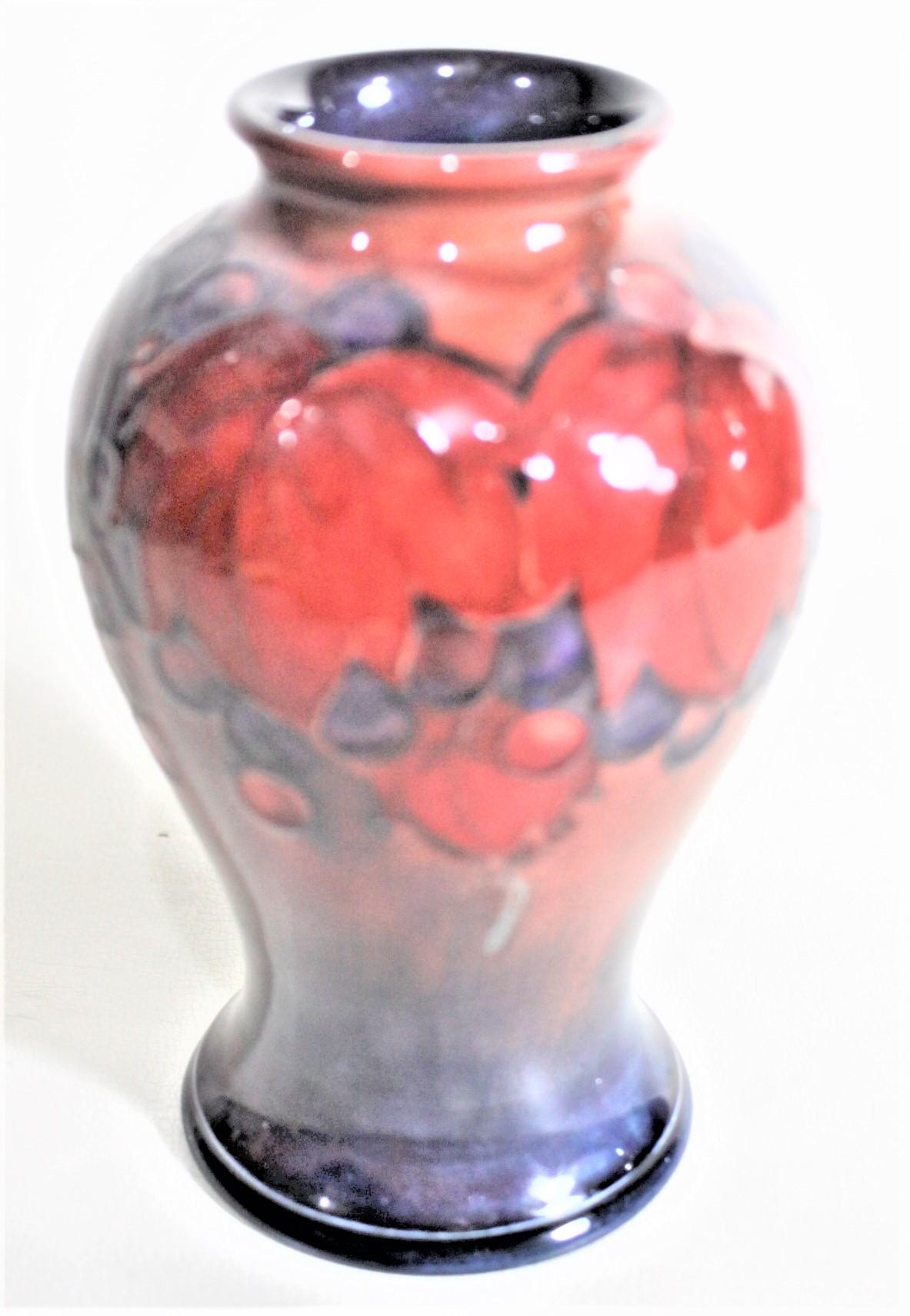 Art déco Vase en poterie d'art vintage Moorcroft à glaçure flambée à feuilles et baies en vente