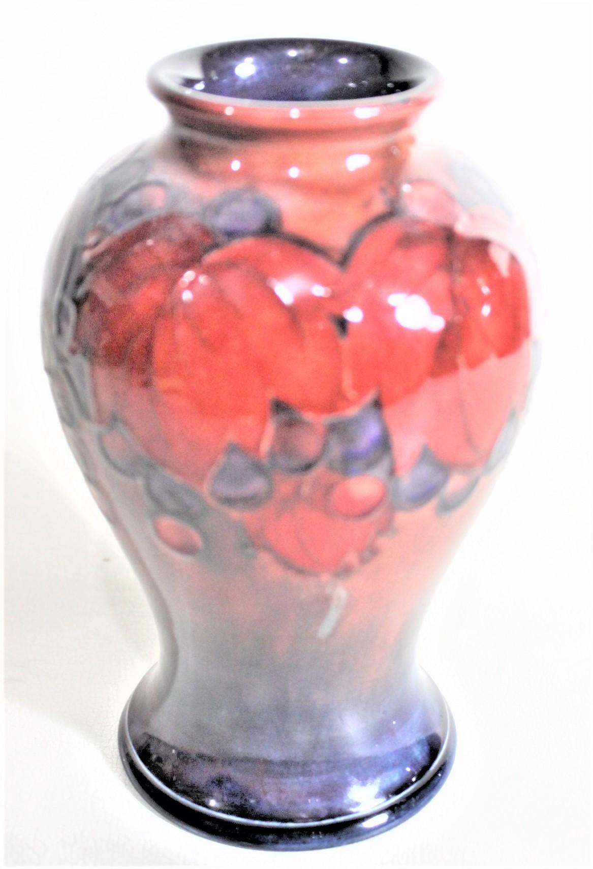 Anglais Vase en poterie d'art vintage Moorcroft à glaçure flambée à feuilles et baies en vente