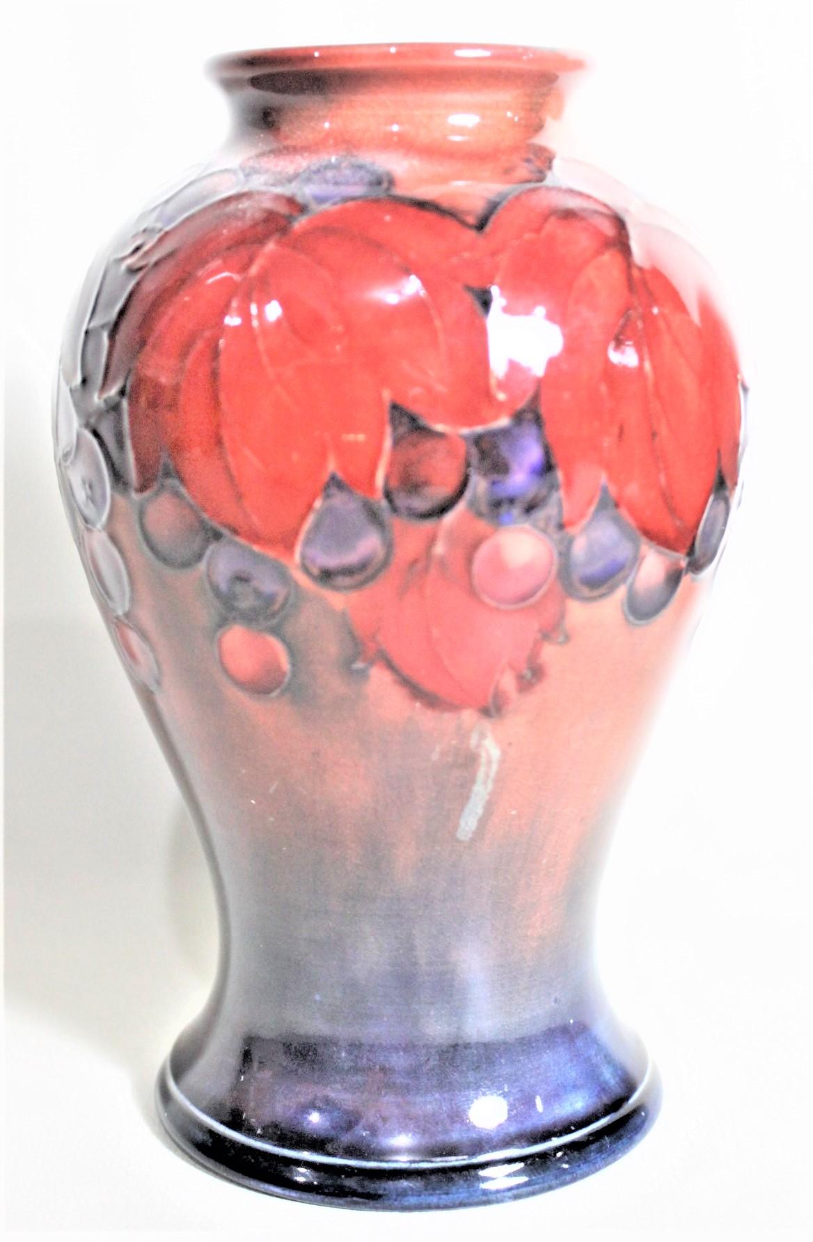 Fait main Vase en poterie d'art vintage Moorcroft à glaçure flambée à feuilles et baies en vente