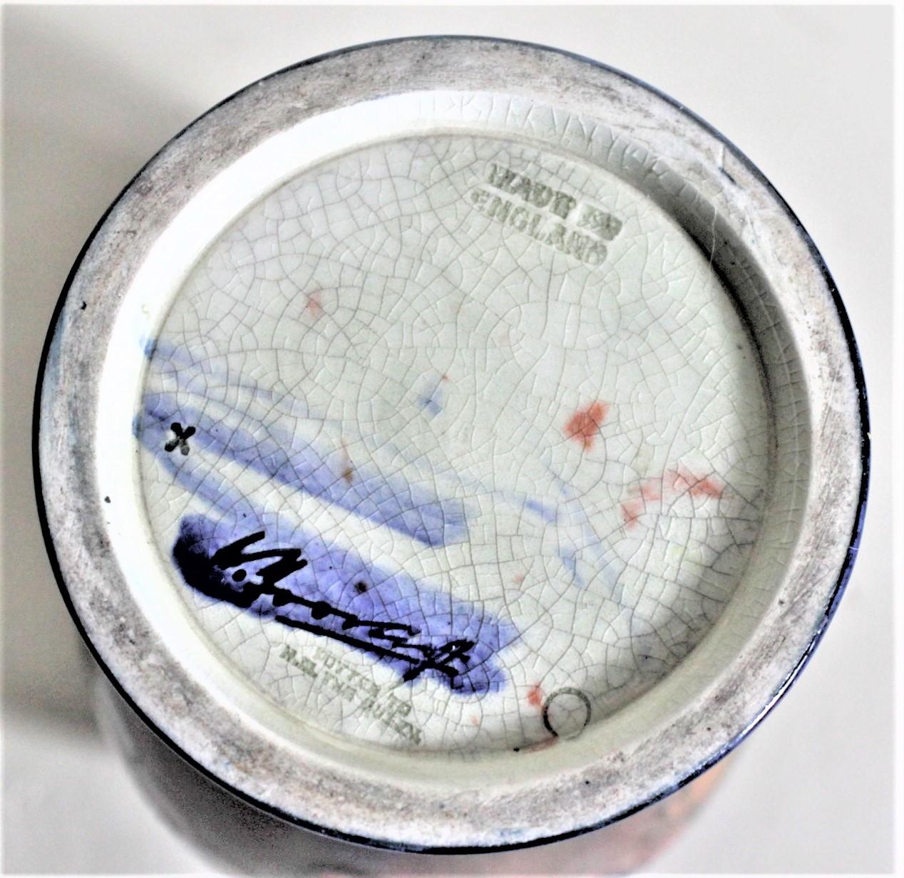 XX secolo Vaso d'epoca in ceramica artistica Moorcroft Pottery con foglie e bacche smaltate in vendita