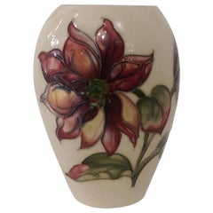 Vintage Vase en poterie Moorcroft avec motif de fleurs de clématites Domaine Angleterre