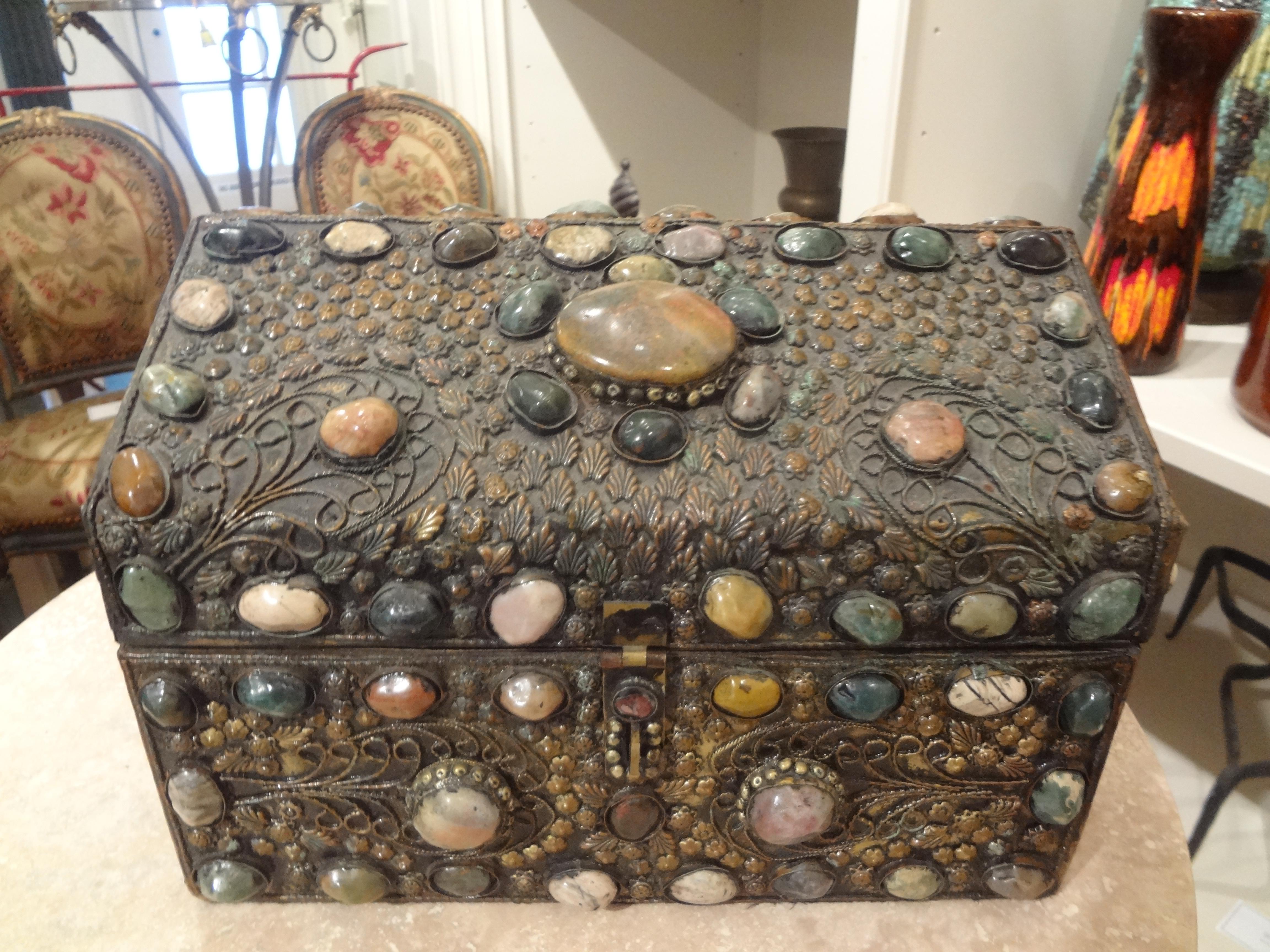 Boîte vintage incrustée d'agate mauresque. Cette intéressante boîte décorative en métal argenté du Moyen-Orient est incrustée de pierres d'agate multicolores de formes et de tailles variées. Notre superbe boîte anglo-indienne, probablement