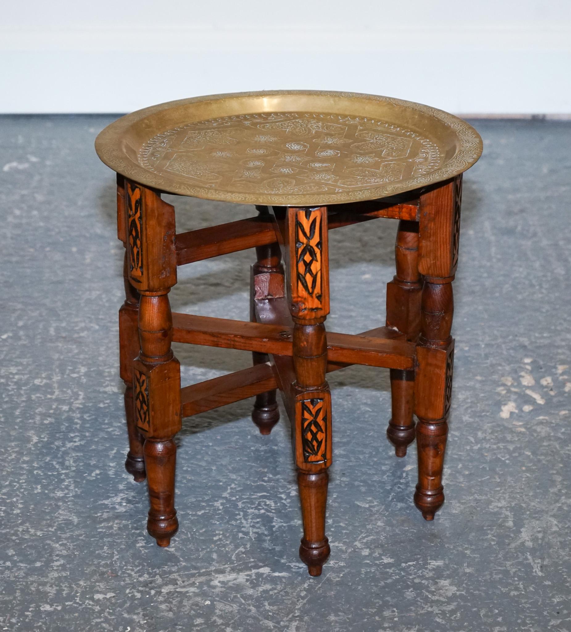 Nous sommes ravis d'offrir à la vente cette magnifique table marocaine en laiton.

La table plateau pliante marocaine en laiton Moorish est un meuble de belle facture qui présente des détails complexes et un design fonctionnel.

 La table est