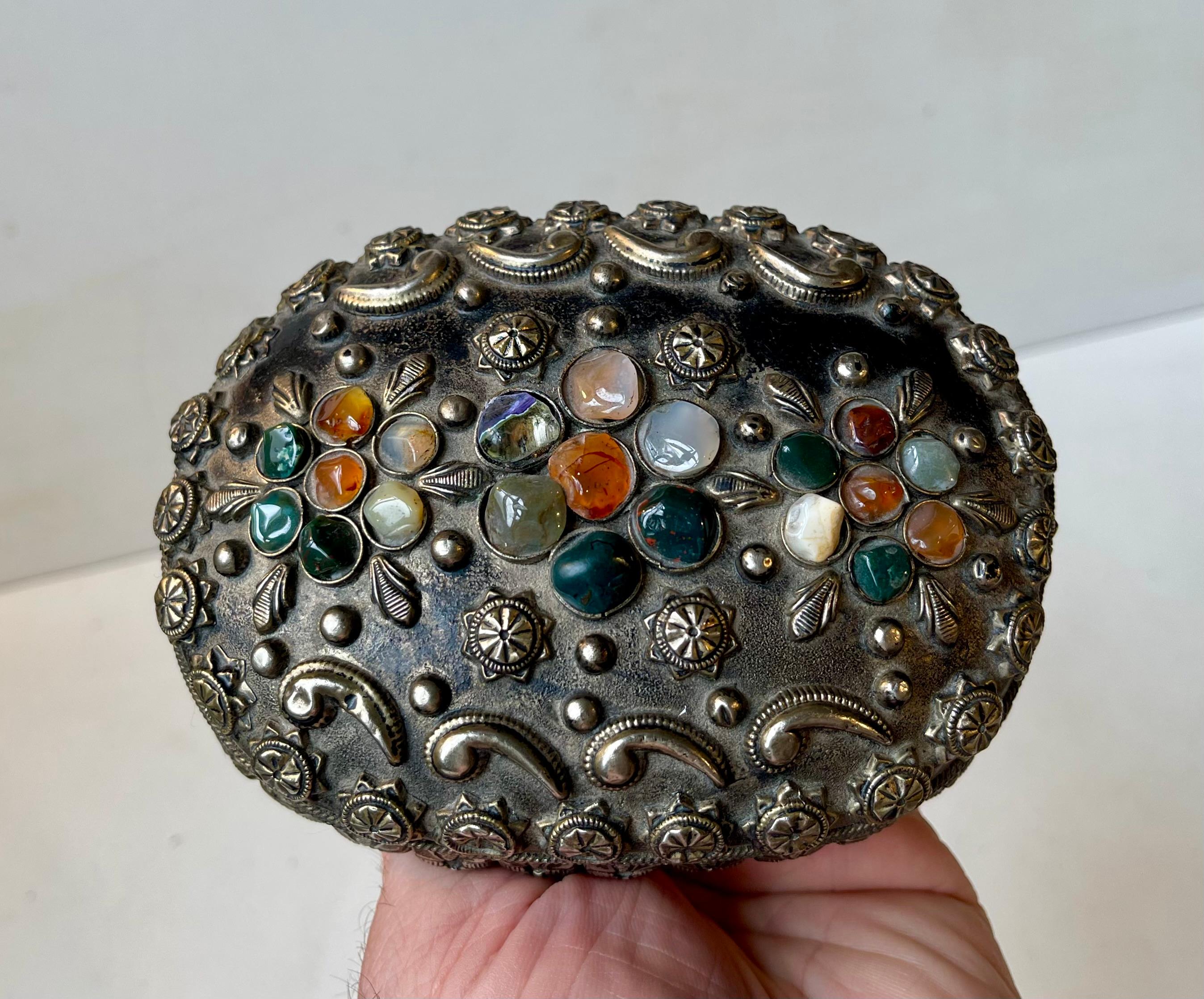 Fatto a mano Scatola moresca Sajai d'epoca intarsiata con pietre d'agata, anni '70 in vendita