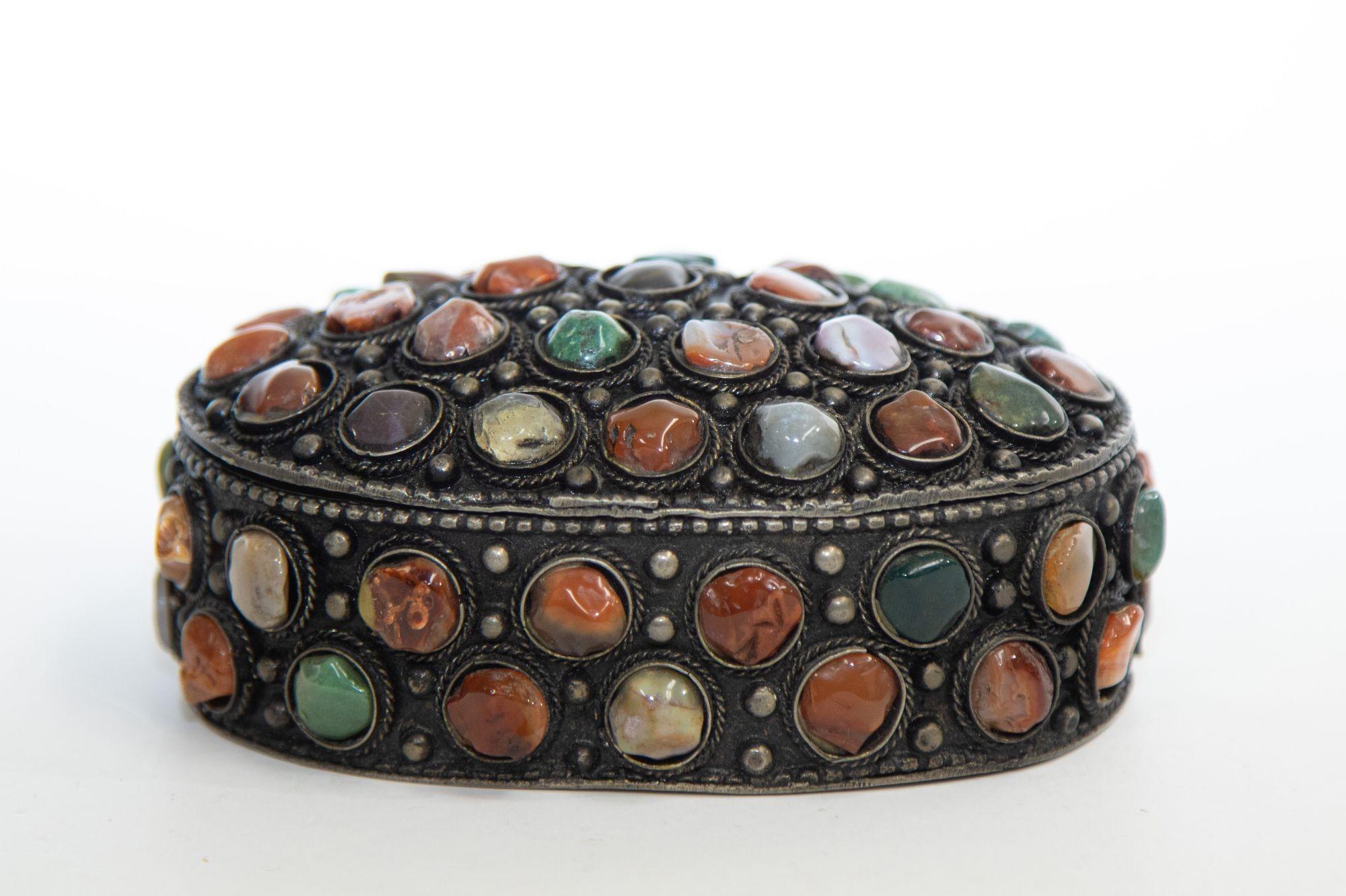 Boîte à bijoux vintage mauresque moghole Raj incrustée de pierres d'agate semi-précieuses et recouverte de filigrane en métal argenté.
Coffret à bijoux mauresque du Moyen-Orient, très impressionnant. 
Boîte à bijoux vintage recouverte de pierres