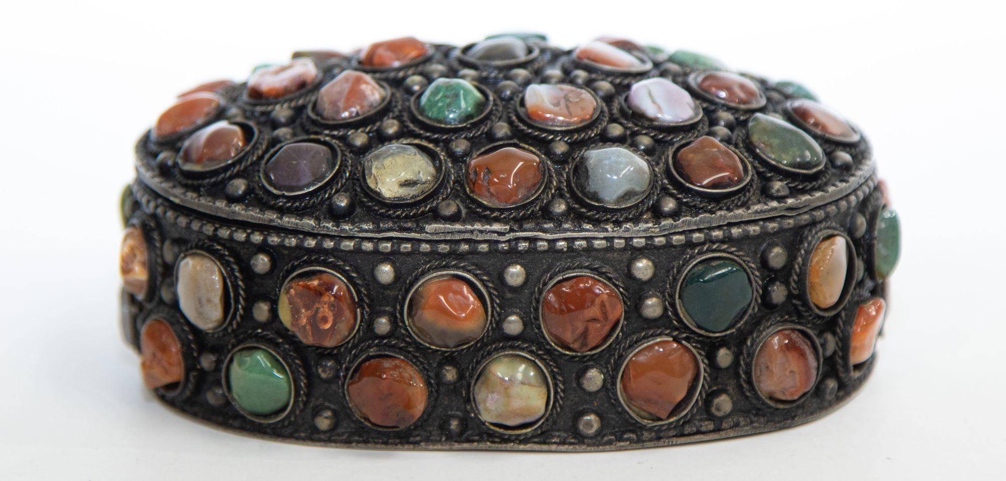 Mauresque Boîte mauresque Sajai vintage incrustée de pierres d'agate en vente