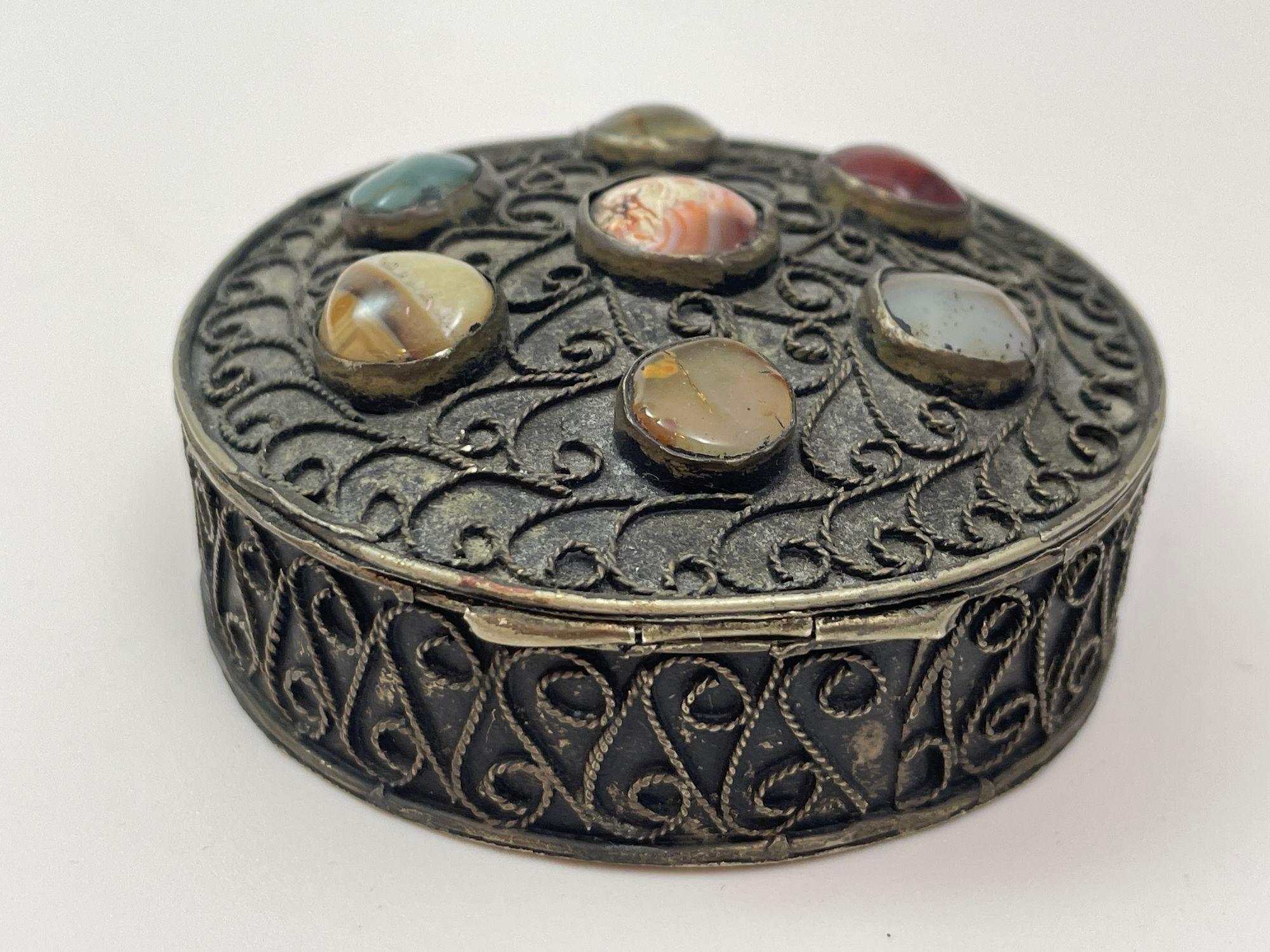 Scatola sajai moresca di metà secolo intarsiata con pietre semipreziose d'agata Scatola con pietre semipreziose.
Prodotto in India, circa 1950.
La scatola misura 1 pollice di altezza x 3 pollici di diametro.
Scatola portagioie vintage Moorish Mughal