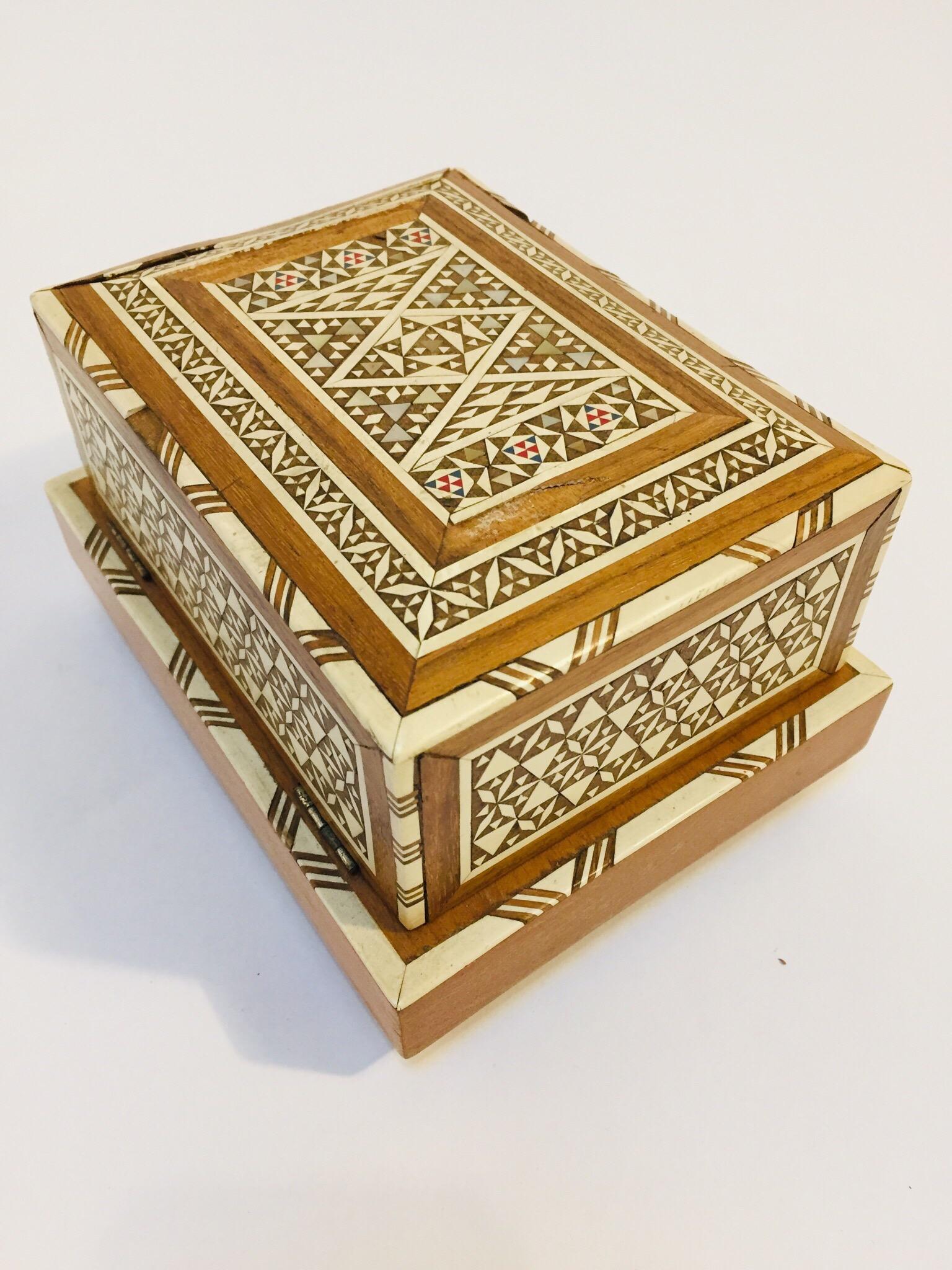Vintage Moorish Spanish Granada Mother of Pearl Inlay Cigarettes Music Box 1