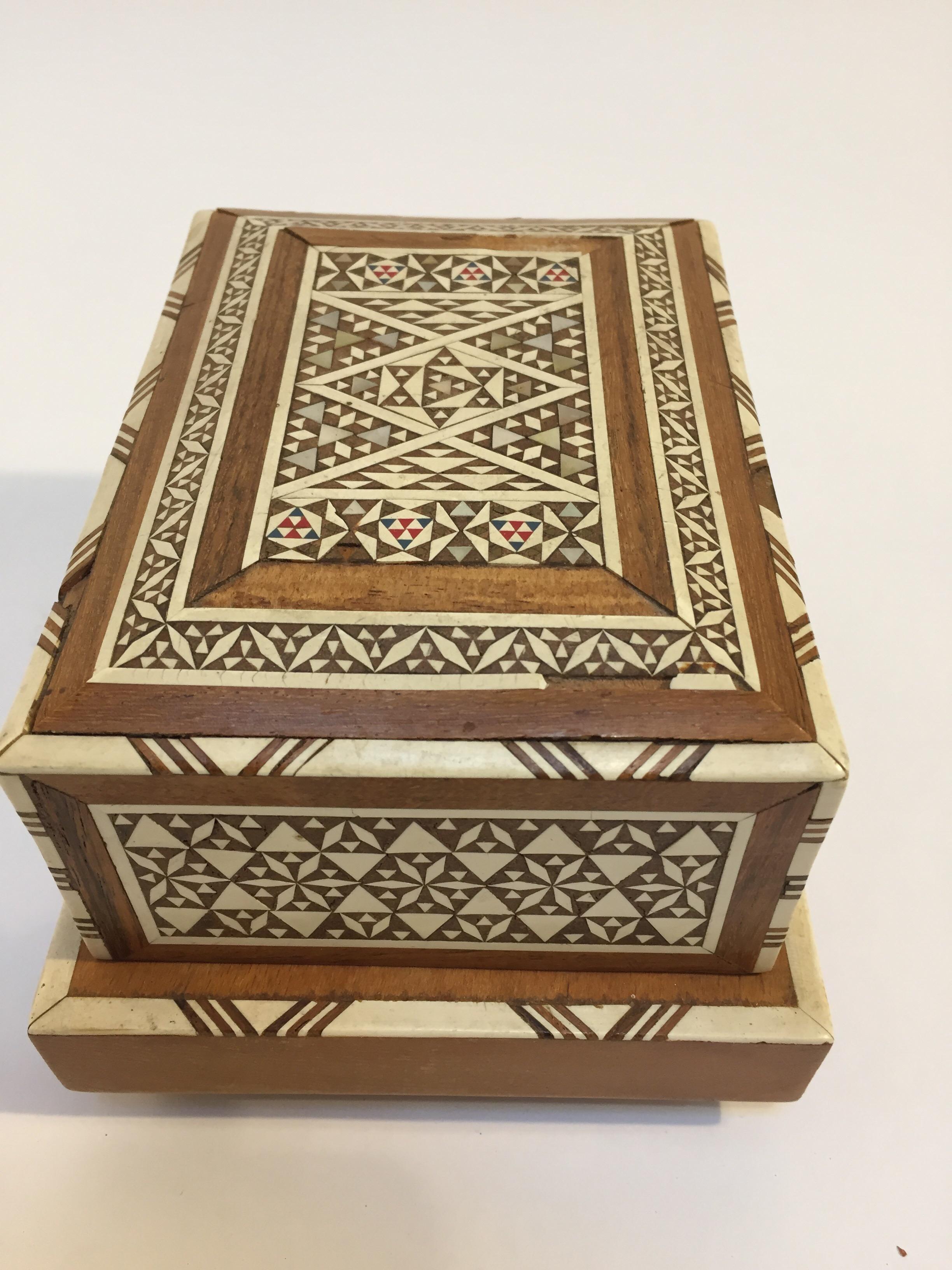 Islamic Vintage Moorish Spanish Granada Mother of Pearl Inlay Cigarettes Music Box