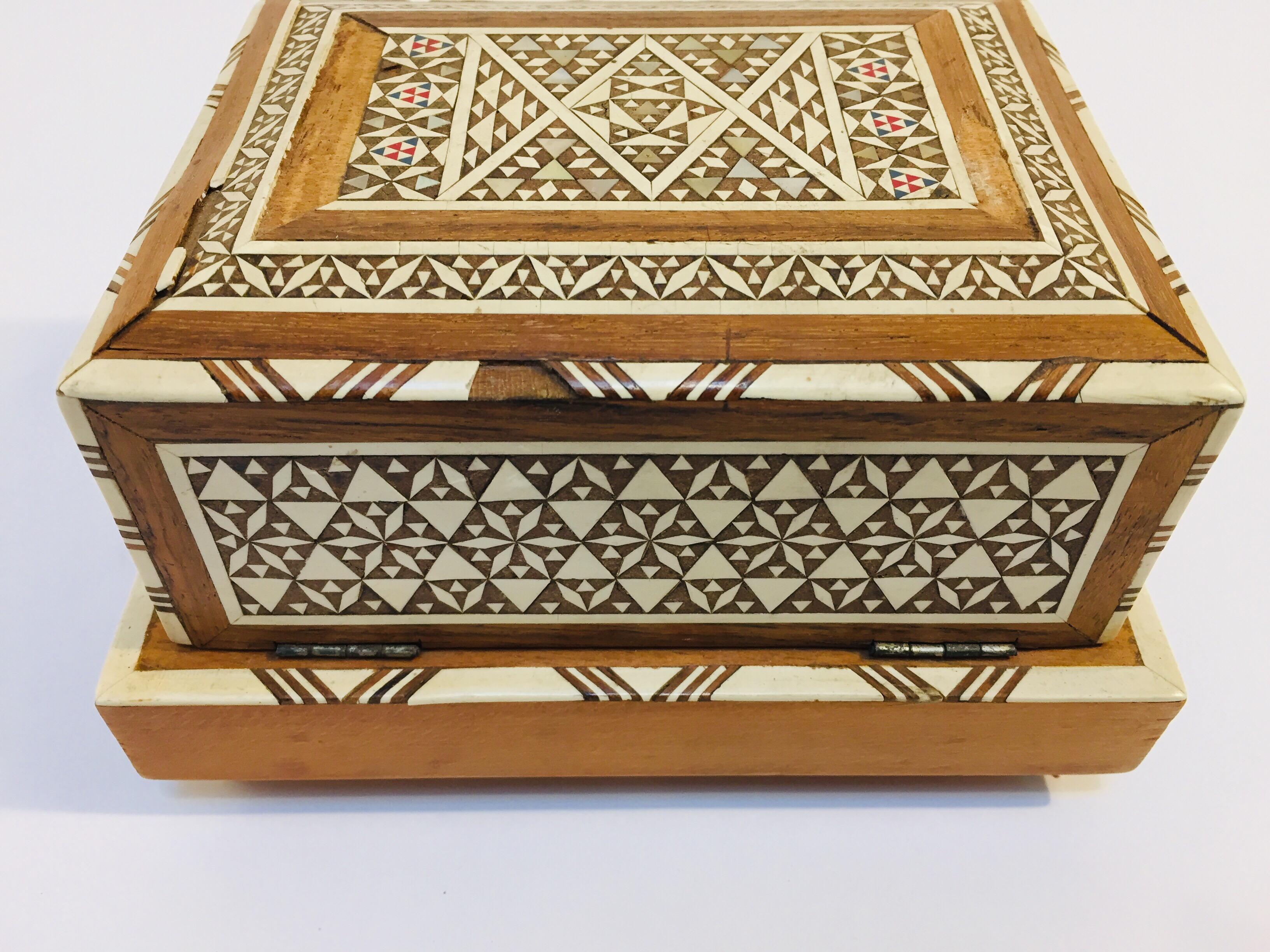 Vintage Moorish Spanish Granada Mother of Pearl Inlay Cigarettes Music Box In Good Condition In North Hollywood, CA