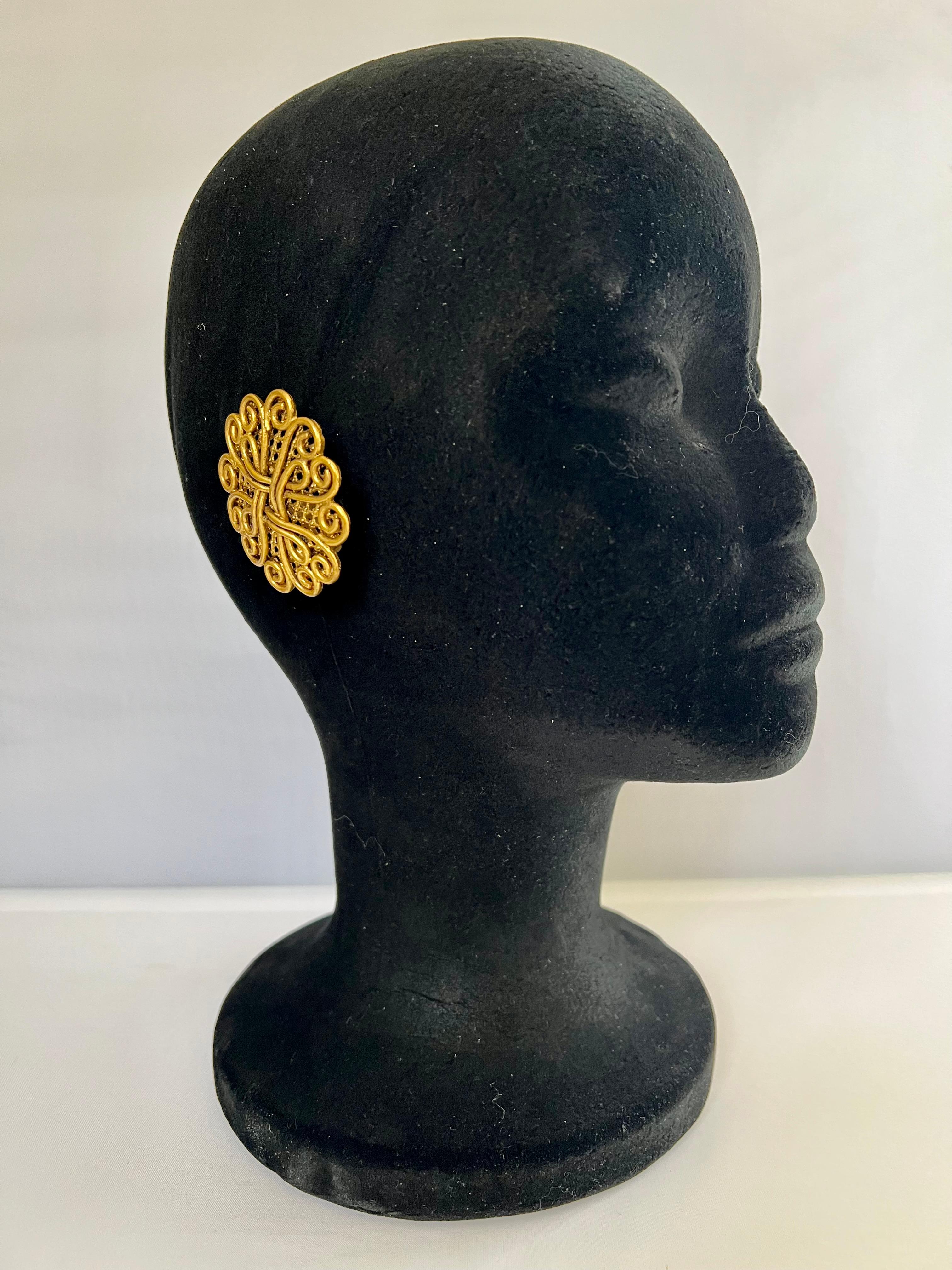 Grandes boucles d'oreilles vintage à clip d'Isabel Canovas. Les boucles d'oreilles sont composées de métal doré et présentent un motif mauresque en fil de fer, signé.