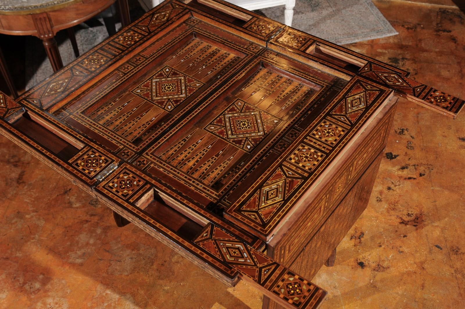 Tavolo da gioco marocchino in stile moresco vintage con intarsi intricati e piano Foldes in vendita 2