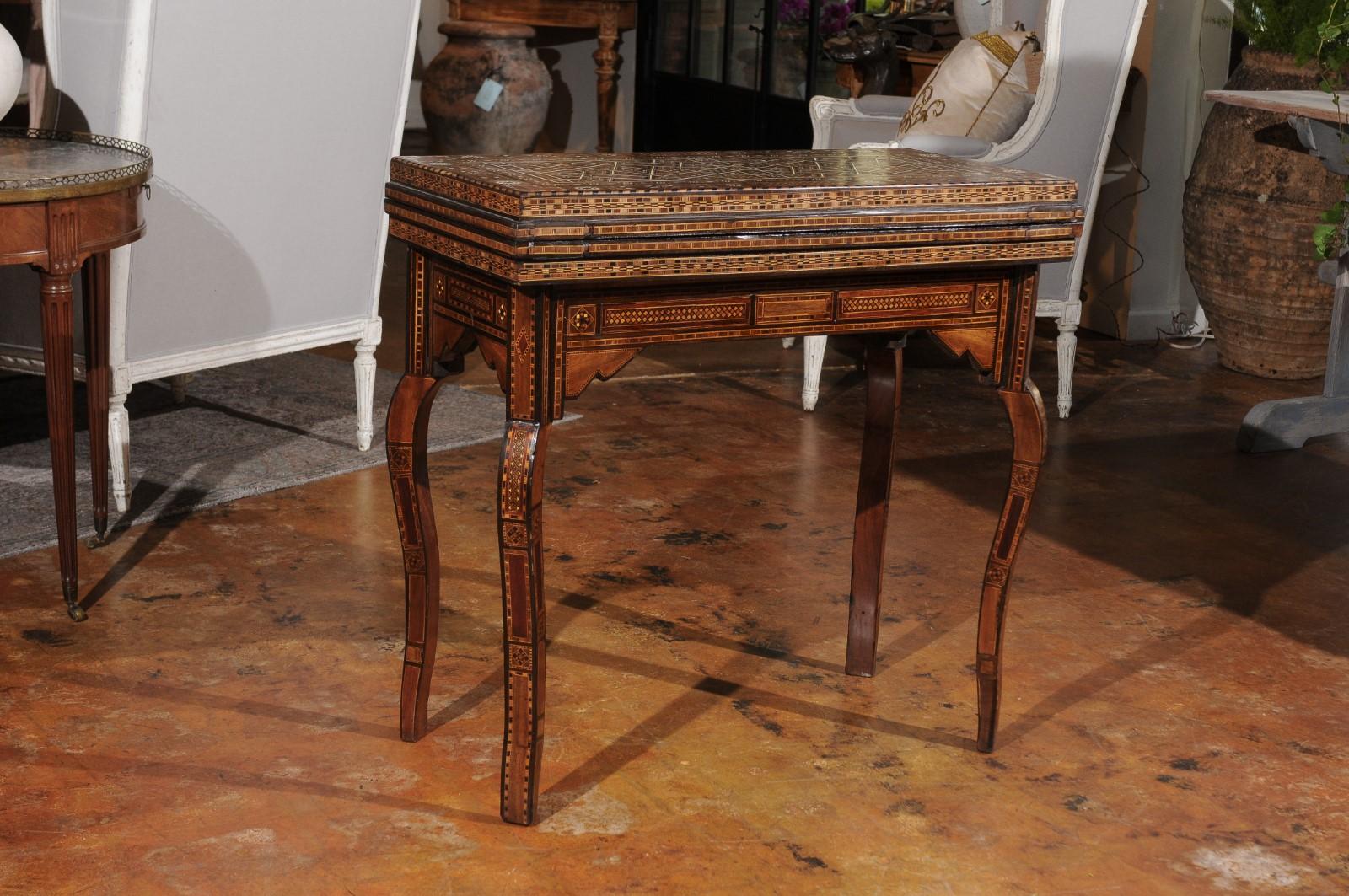 Tavolo da gioco marocchino in stile moresco vintage con intarsi intricati e piano Foldes in vendita 3