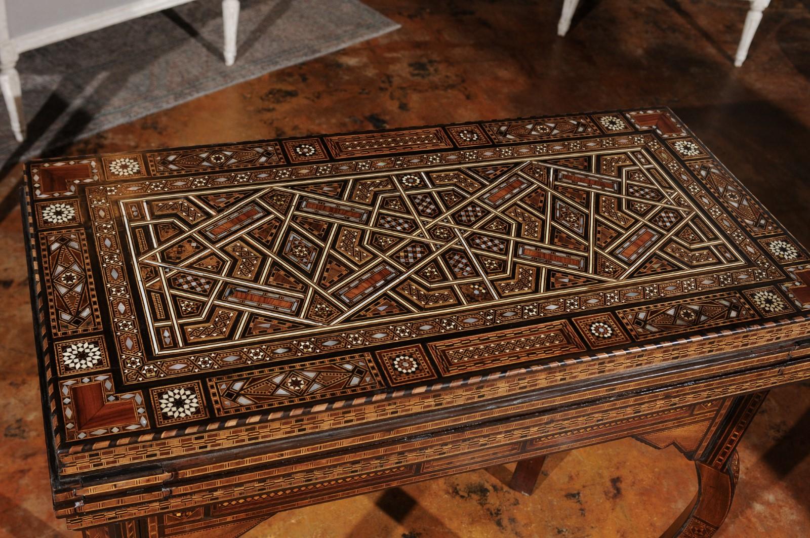 Tavolo da gioco marocchino in stile moresco vintage con intarsi intricati e piano Foldes in vendita 5