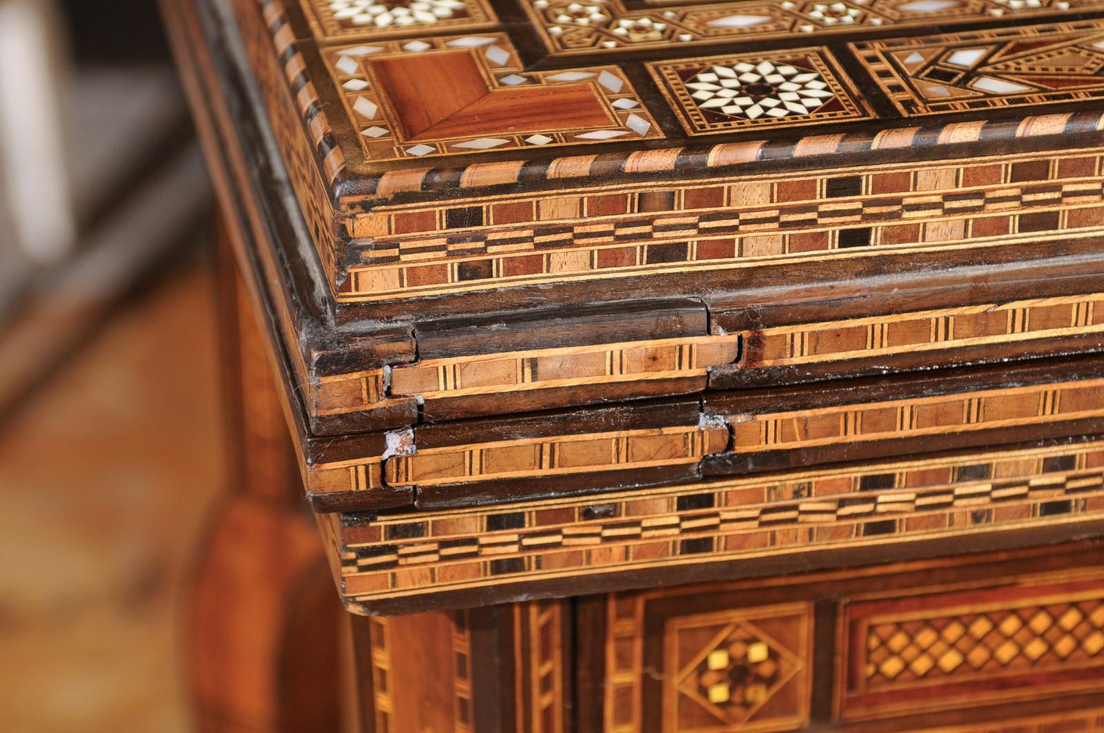 Tavolo da gioco marocchino in stile moresco vintage con intarsi intricati e piano Foldes in vendita 7