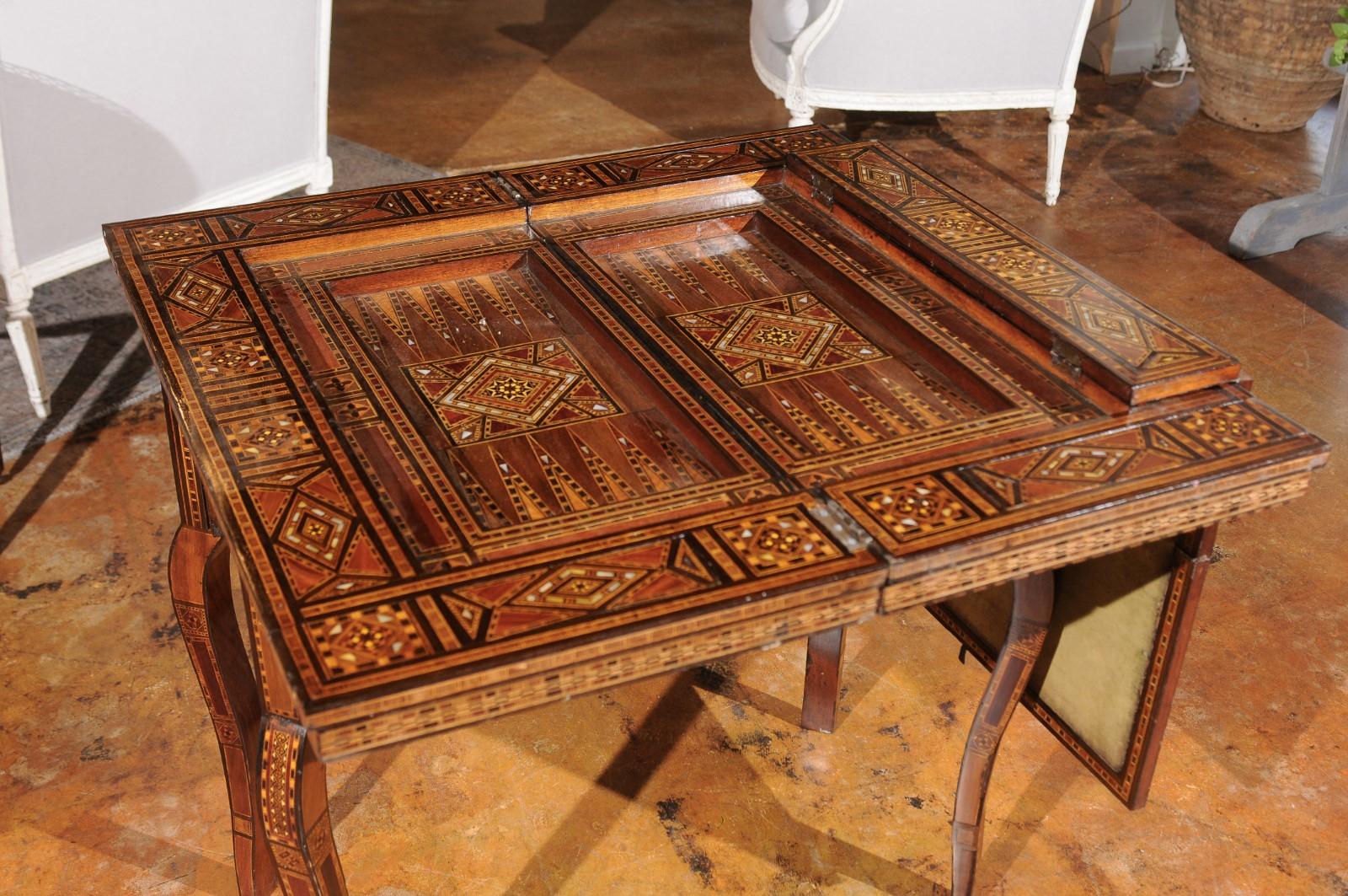 Moresco Tavolo da gioco marocchino in stile moresco vintage con intarsi intricati e piano Foldes in vendita