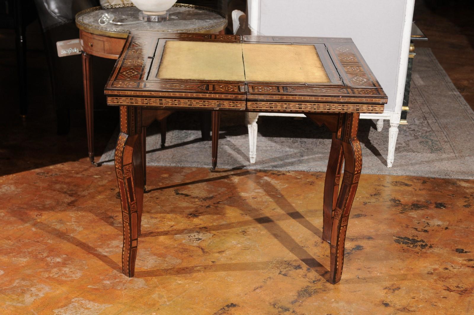 Marocchino Tavolo da gioco marocchino in stile moresco vintage con intarsi intricati e piano Foldes in vendita