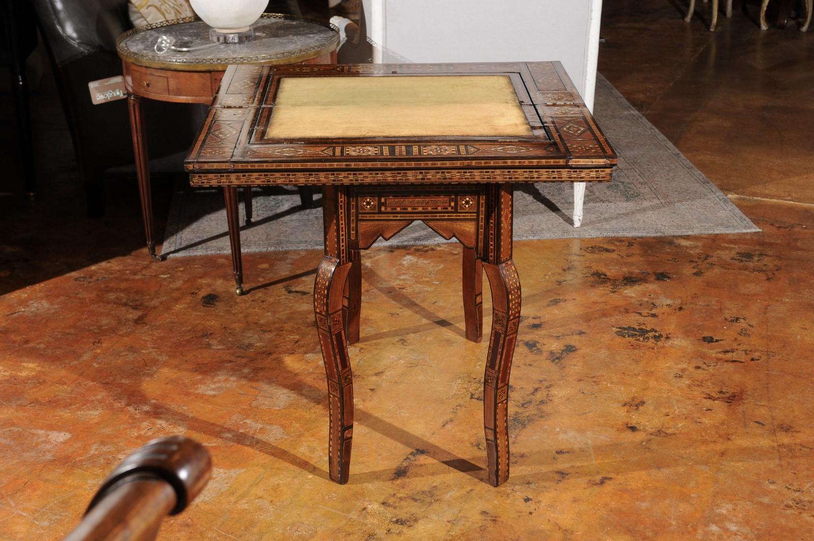 Intarsio Tavolo da gioco marocchino in stile moresco vintage con intarsi intricati e piano Foldes in vendita