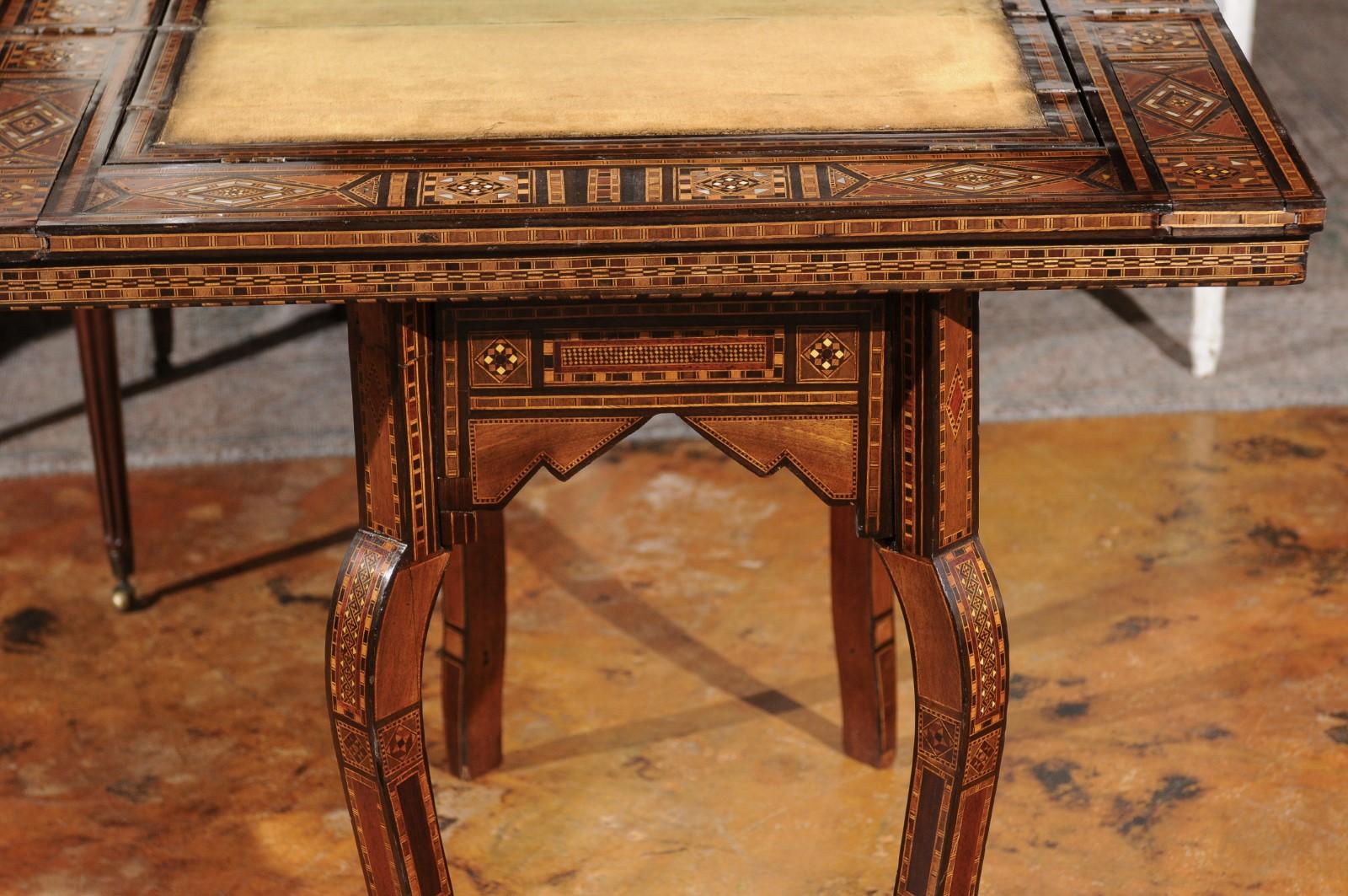 Tavolo da gioco marocchino in stile moresco vintage con intarsi intricati e piano Foldes In condizioni buone in vendita a Atlanta, GA