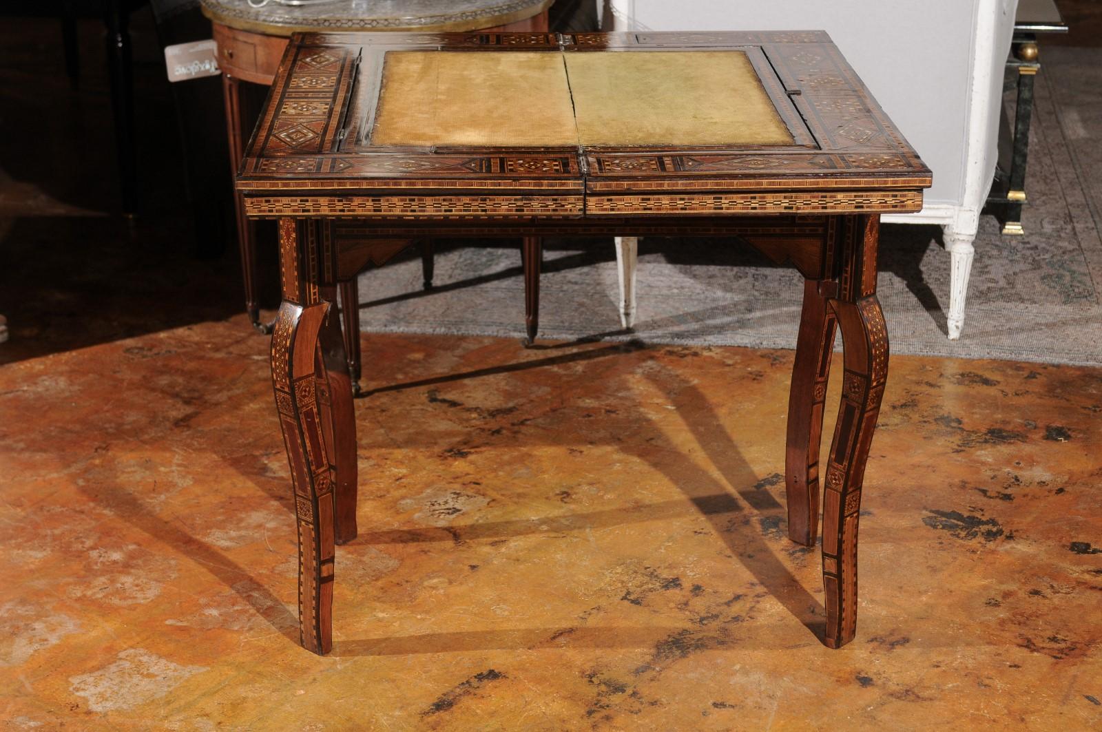 XX secolo Tavolo da gioco marocchino in stile moresco vintage con intarsi intricati e piano Foldes in vendita