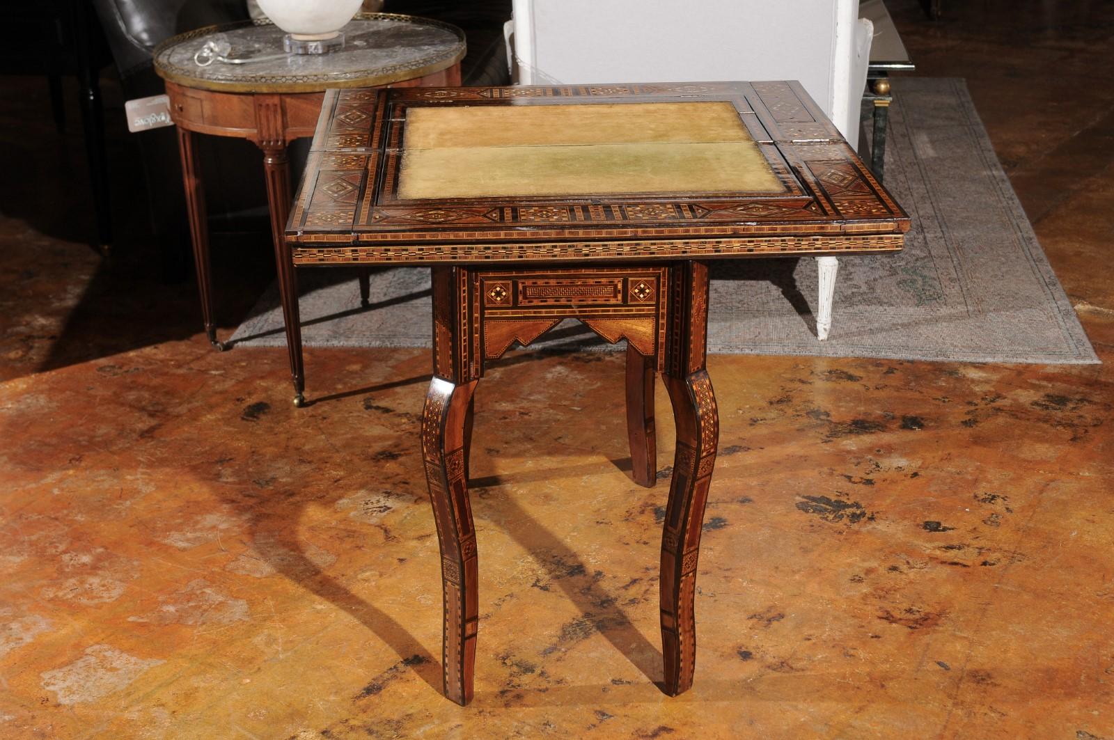 Legno Tavolo da gioco marocchino in stile moresco vintage con intarsi intricati e piano Foldes in vendita
